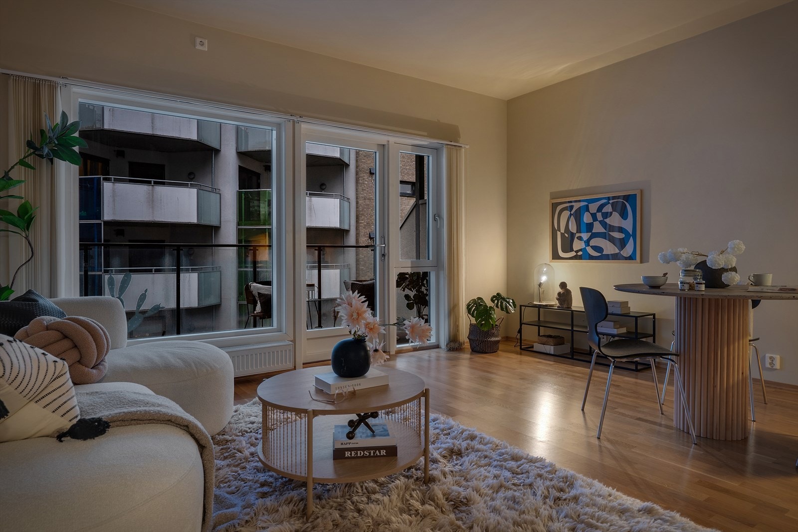 Leiligheten gir et moderne inntrykk med lyse slette overflater Galleribilde