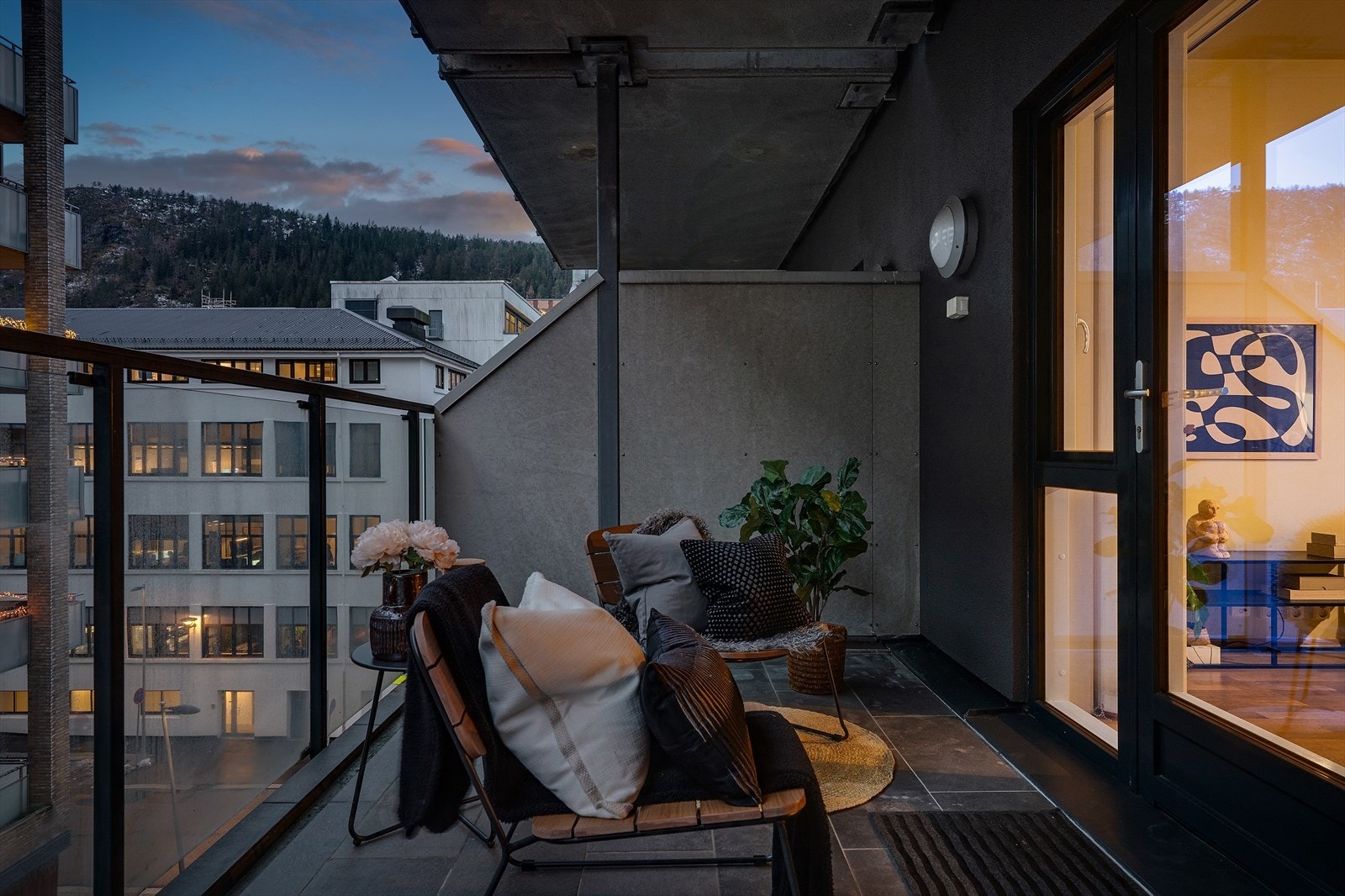 Fra stuen har du direkte tilgang til en solrik balkong Galleribilde
