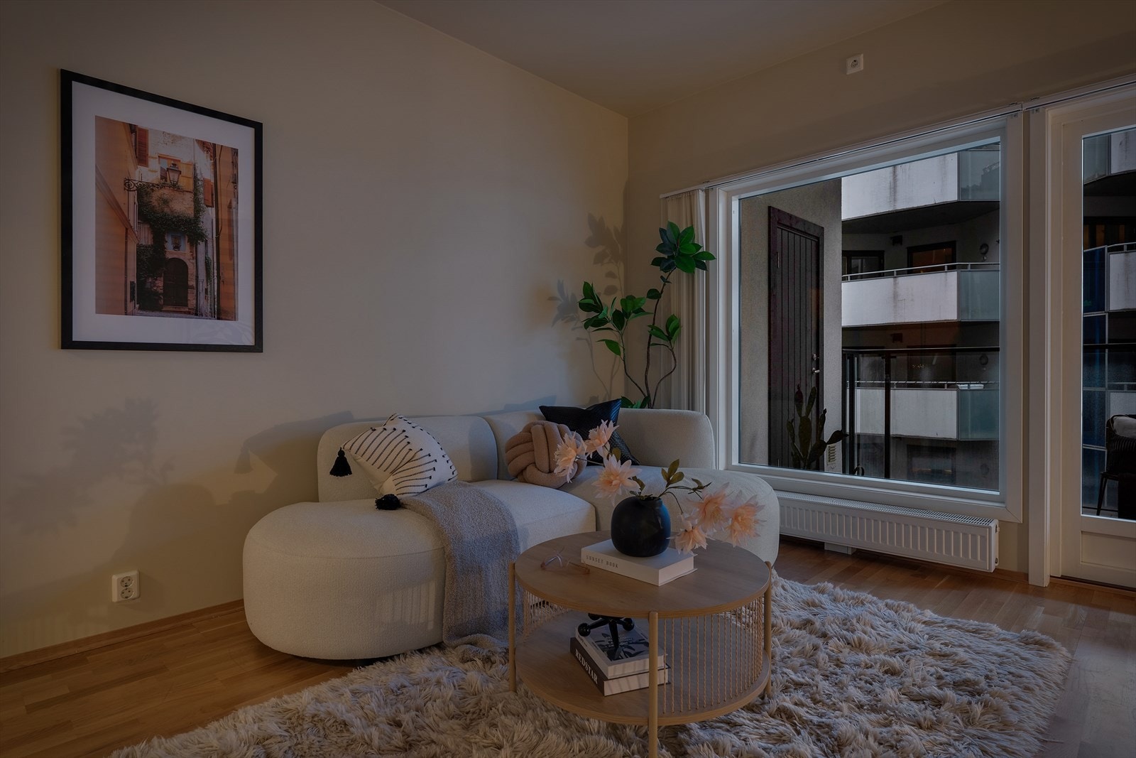 Naturlige møbleringssoner med plass til både sofa og spisegruppe Galleribilde