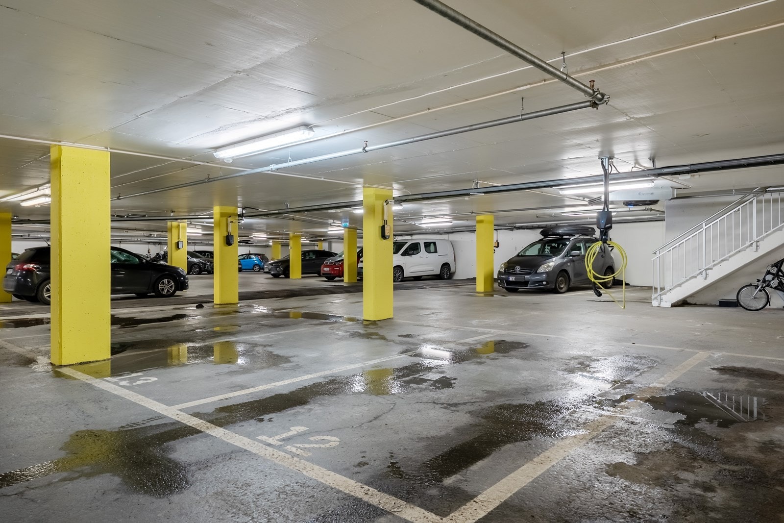 Fast garasjeplass (tilrettelagt med elbillader) merket nr. 40 i felles anlegg under blokken Galleribilde