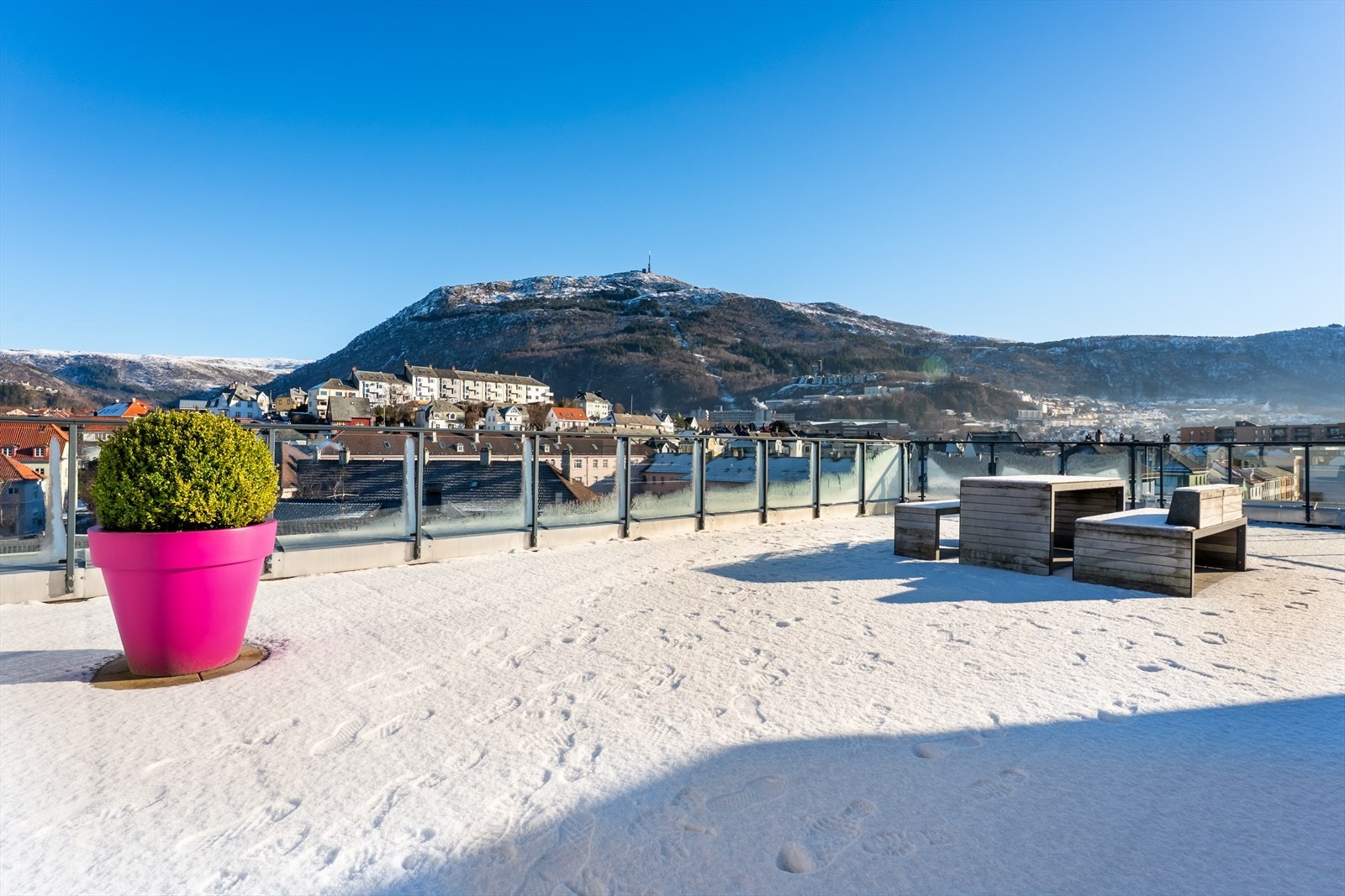 Her kan du nyte solen fra morgen til kveld - med panoramautsikt mot Ulriken, Løvstakken og Bergen sentrum Galleribilde
