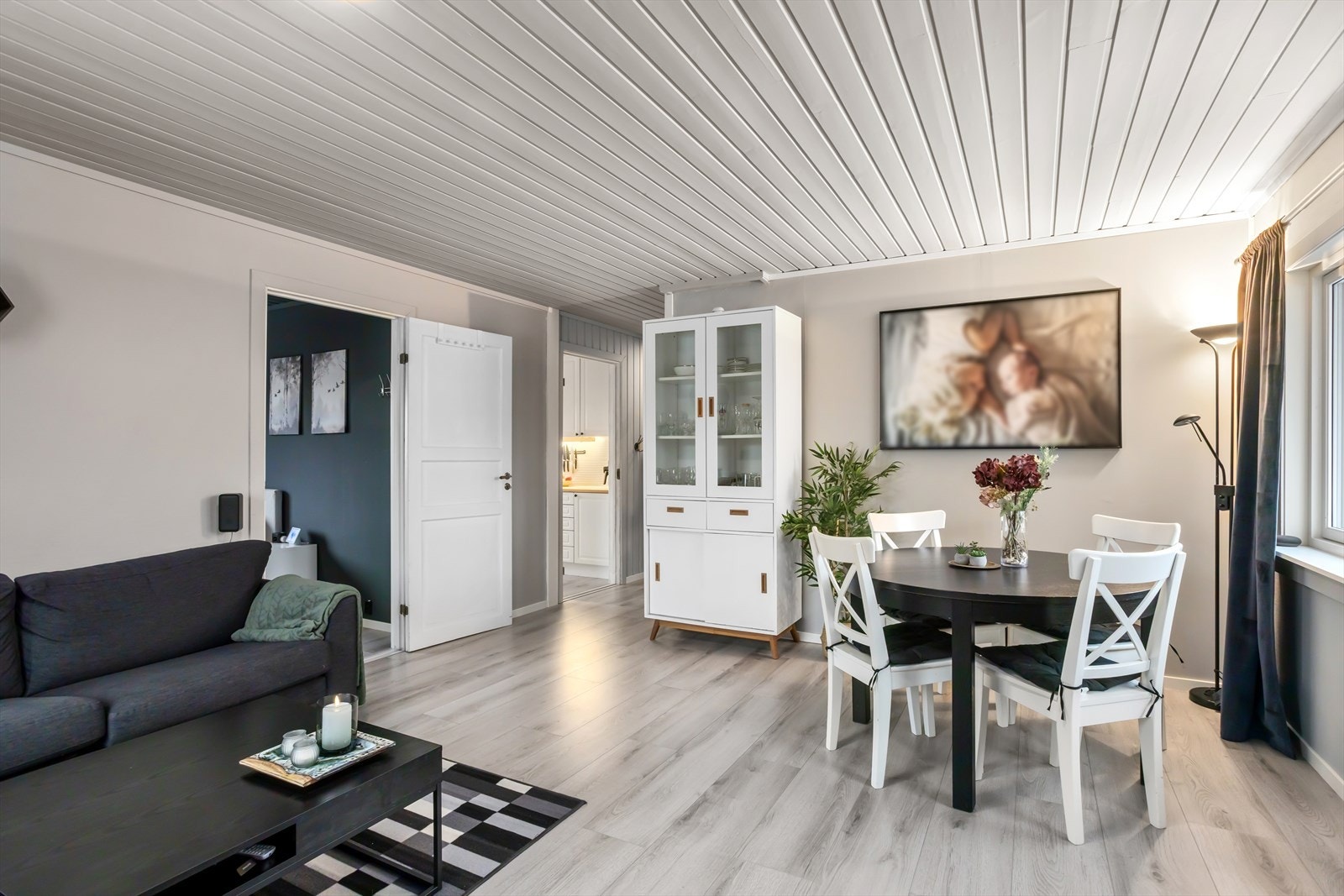 Innvendig i dette populære og veldrevne borettslaget, bys det på en hyggelig entre/gang, tre soverom, flislagt baderom med gulvvarme, kjøkken med en mindre spiseplass og en lys og hyggelig stue-/spisestue. Galleribilde