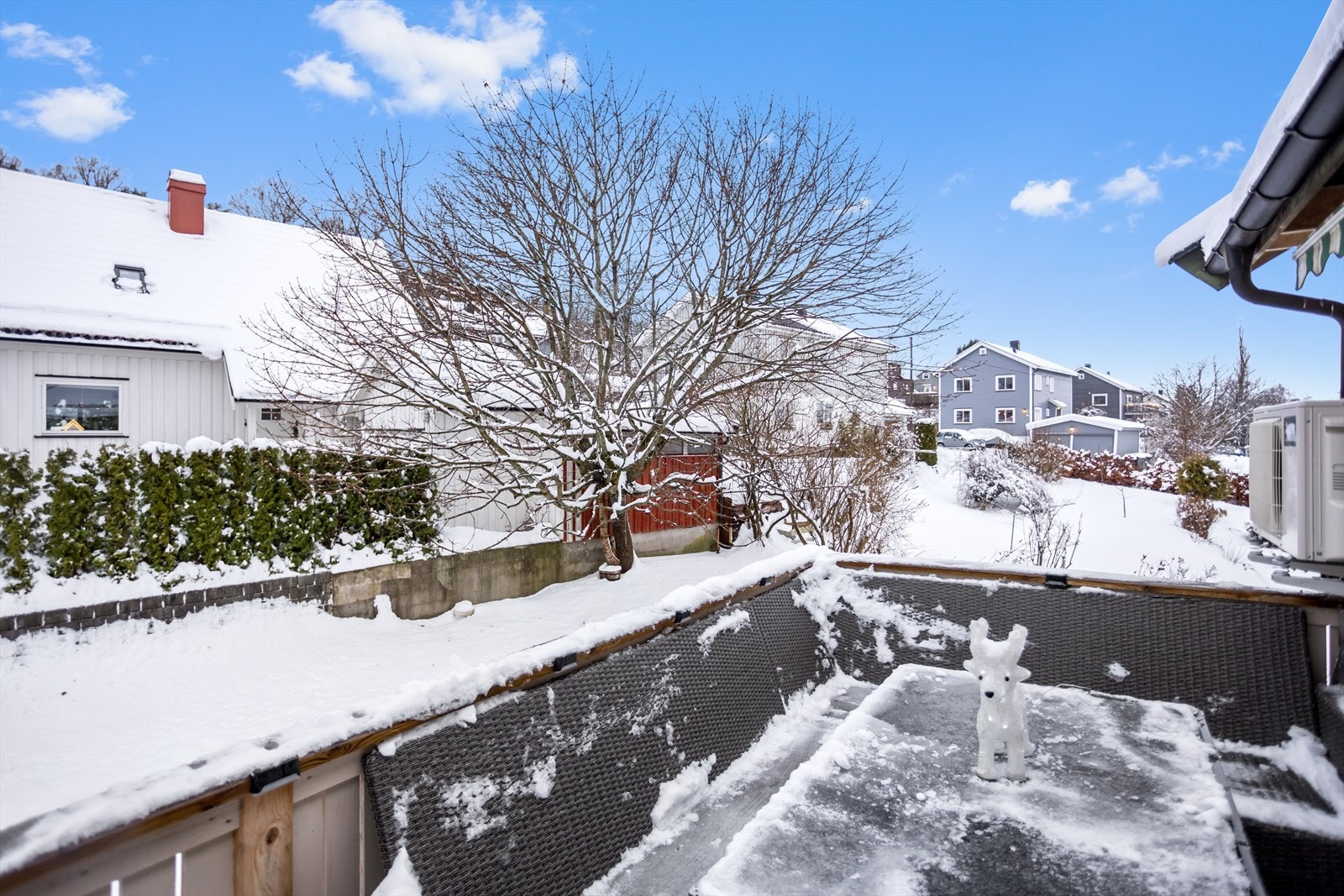 Fra stuen er det utgang til en flott vestvendt balkong på ca. 9 m² hvor man kan nyte lange soldager. Det er plass for både sittegruppe og gassgrill - perfekt utformet for både rolige stunder og sosiale samlinger med familien. Galleribilde