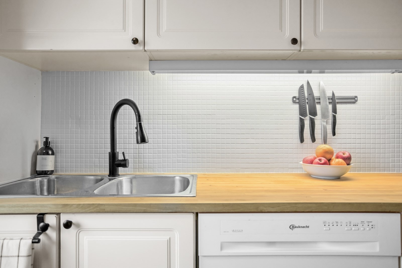 Benkeplatene byr på god arbeidsplass - disse er for øvrig av heltre og er nylig pusset ned og etterbehandlet. Det er nymalte fliser i småformat mellom sørger for beskyttelse av veggene i sonen mellom overskap og underskap. Galleribilde