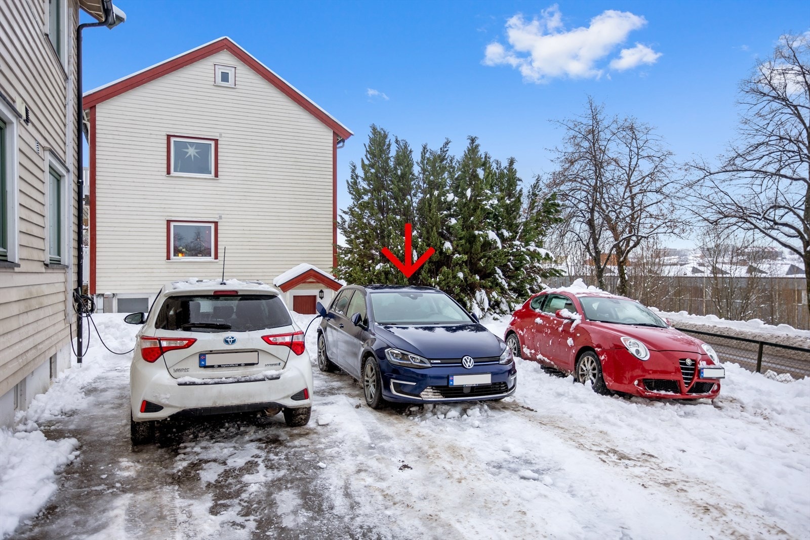 Leiligheten disponerer utvendig parkeringsplass inne på borettslagets egne tomt. Selger har montert el-bil lader, og denne medfølger. Galleribilde