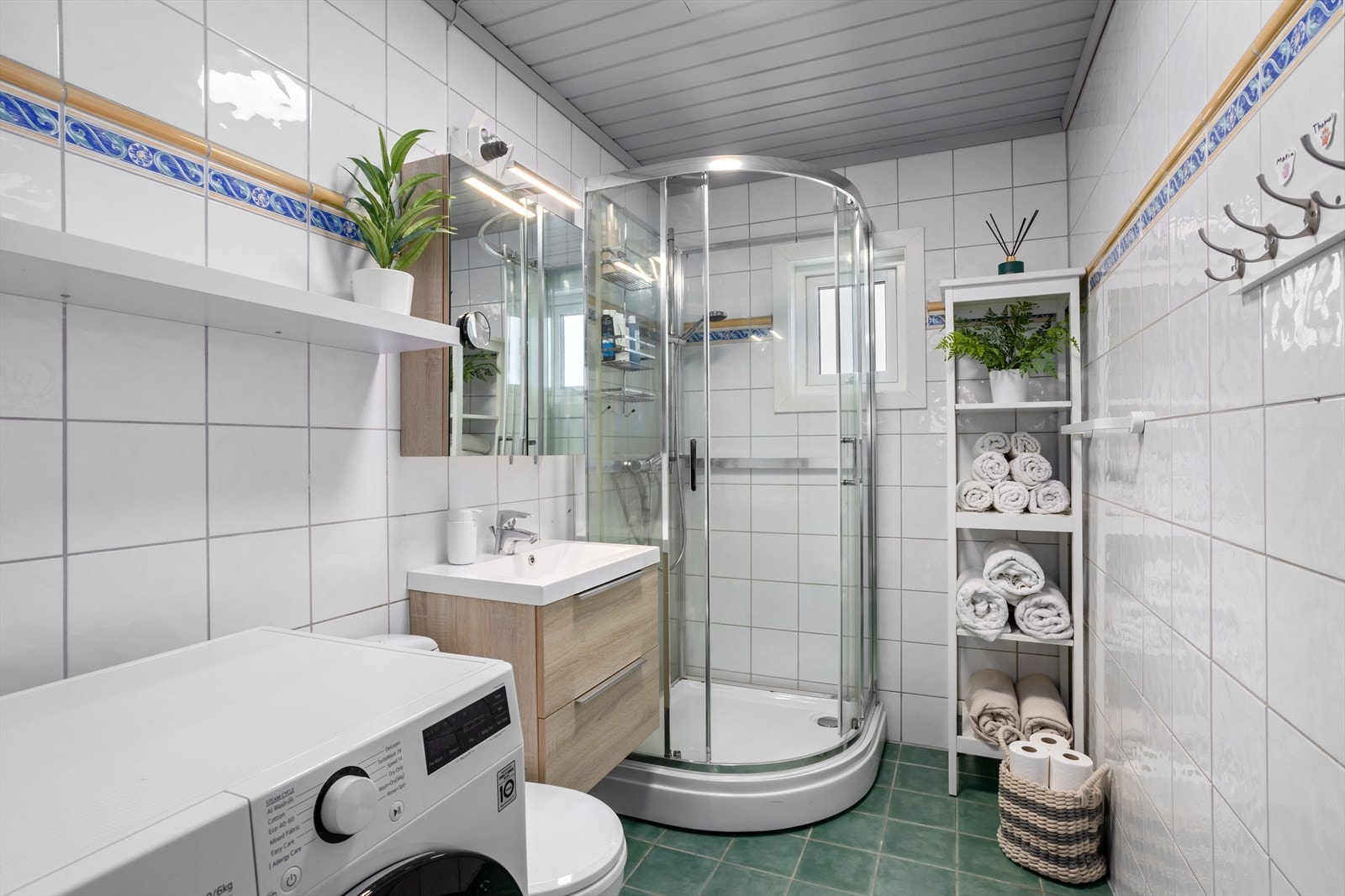 Moderne baderomsinnredning med praktisk speilskap som gir god oppbevaringsplass. Galleribilde