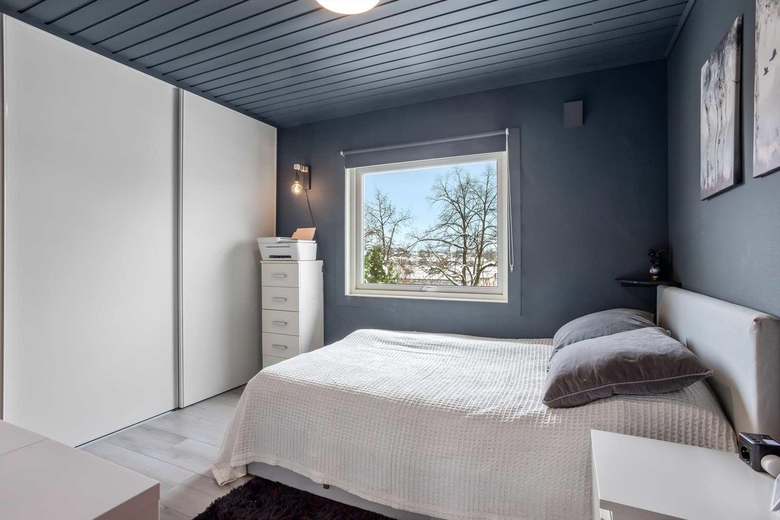 De tre soverommene har en praktisk plassering i forhold til hverandre. Hovedsoverommet ligger "for seg selv" på hushjørnet mot nord-øst, mens de to øvrige ligger på motsatt side med vinduer ut mot hagen i vest. Galleribilde