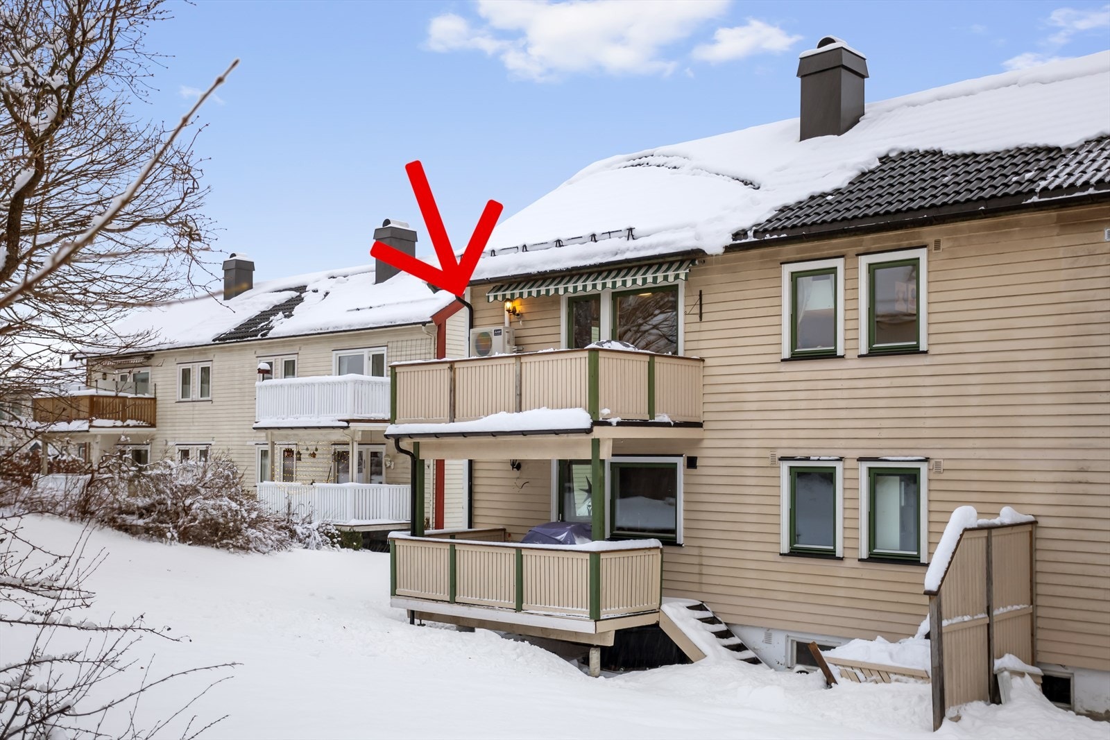 Leiligheten, som ligger som hjørneleilighet i 2. etasje (øverste etasje), har en flott plassering i bygget. Den har en vestvendt balkong, fordelaktig plassert med gode solforhold og uten innsyn fra forbipasserende. Galleribilde