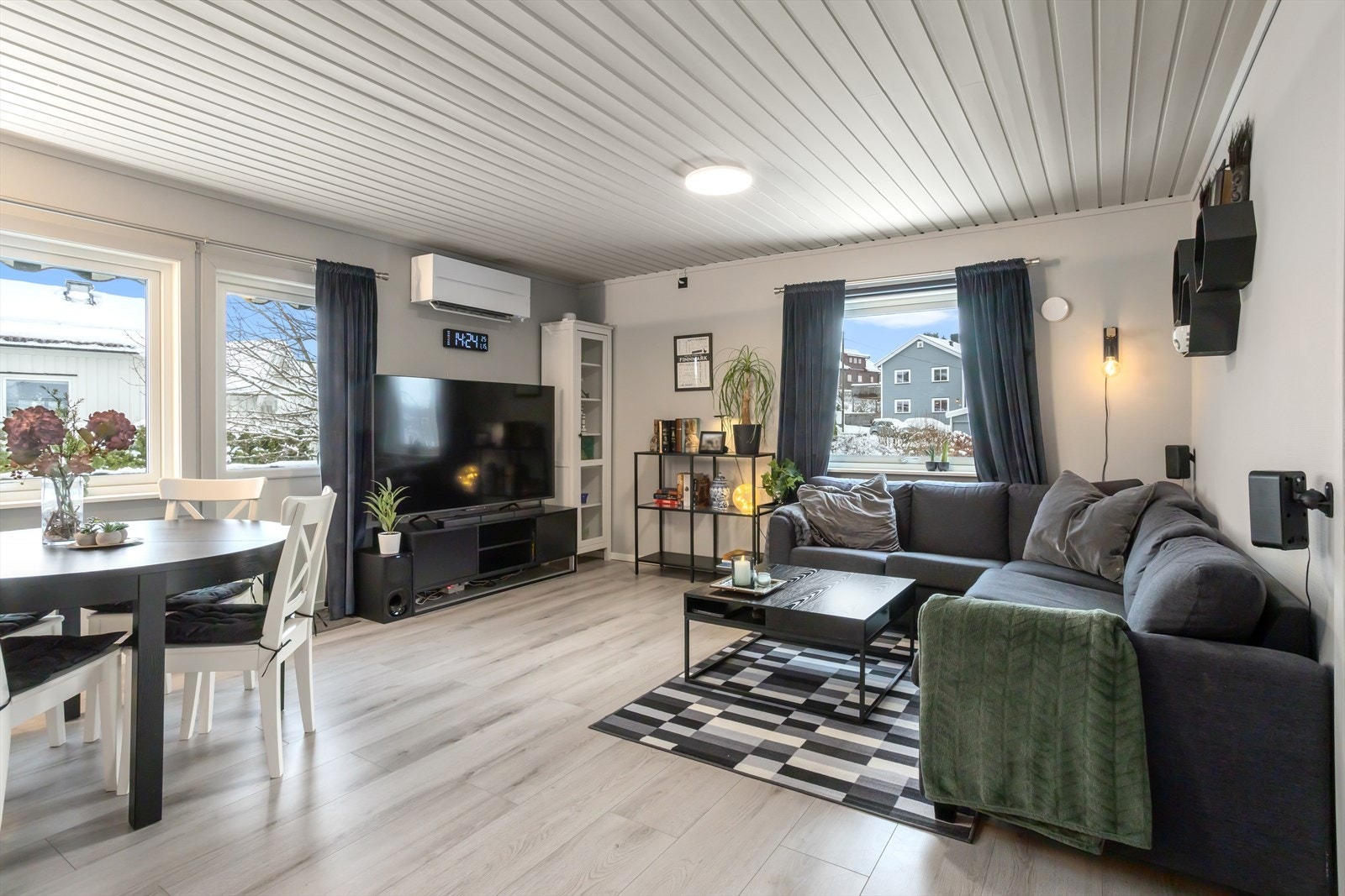 Velkommen til Solveien 15A, presentert av Eiendomsmegler 1 ved Jesper Snekkestad. Foto: Eiendomsfotograf AS Galleribilde