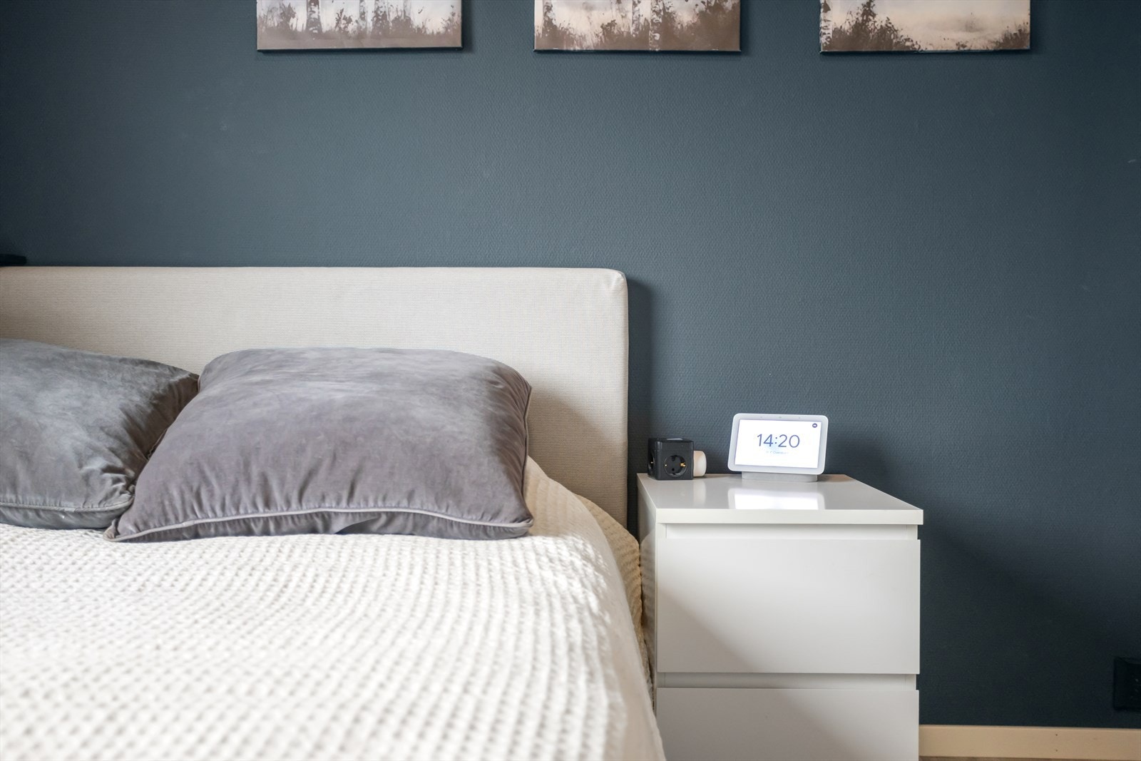 Hovedsoverommet ligger med vindu mot øst, på svalsiden når mørket faller på for kvelden! Galleribilde