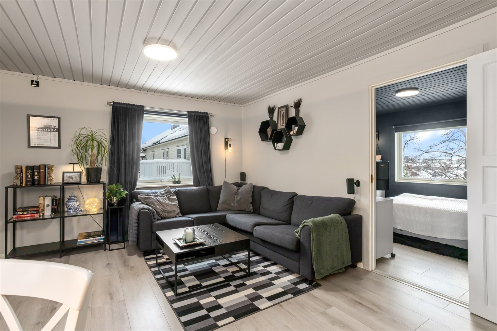 Romslig stue med plass til sofa og tv. Her kan man innrede etter eget behov og ønsker. Galleribilde