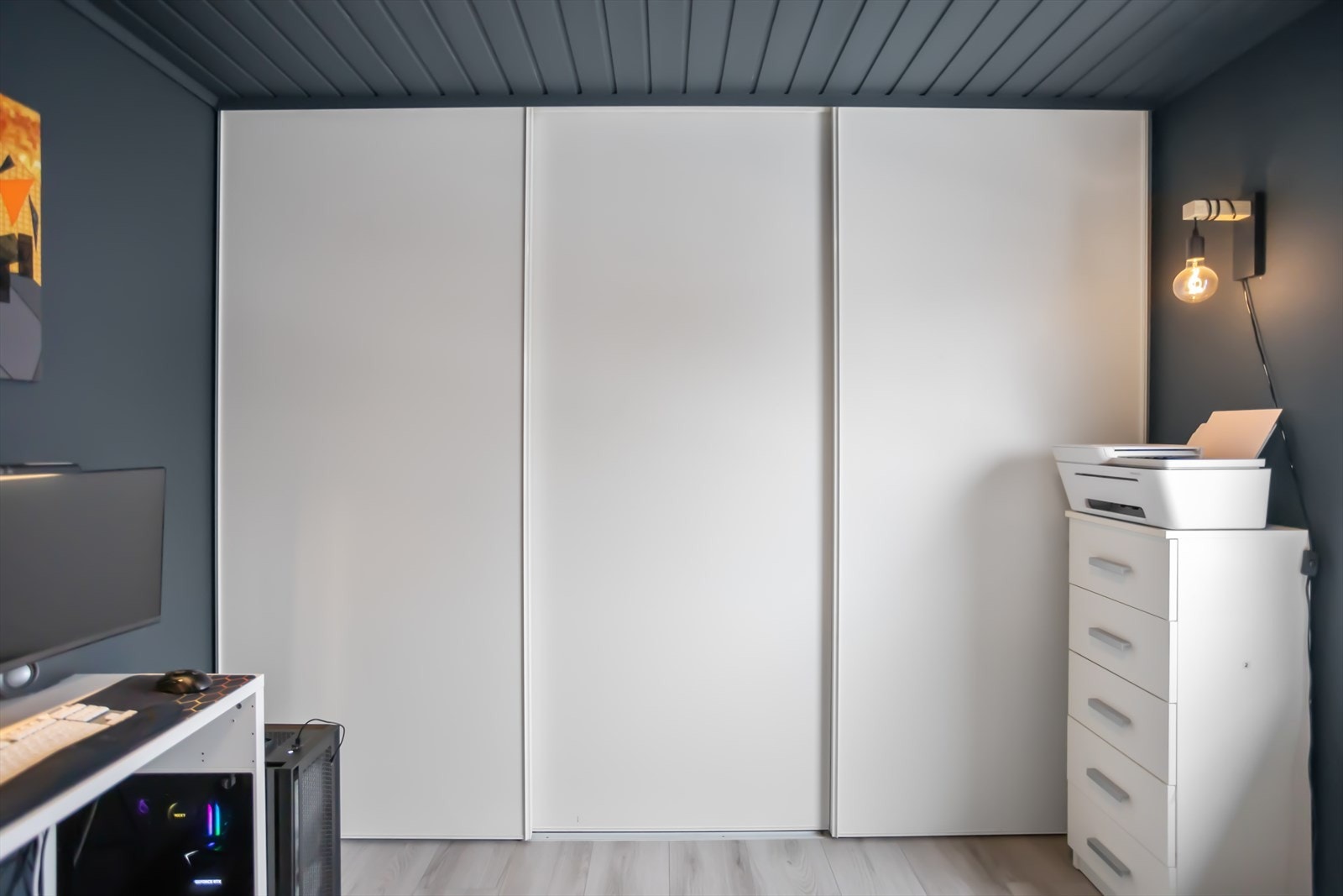 Garderobeskapsrekke med skyvedører langs en av veggene sørger for god klesoppbevaringsplass. Galleribilde