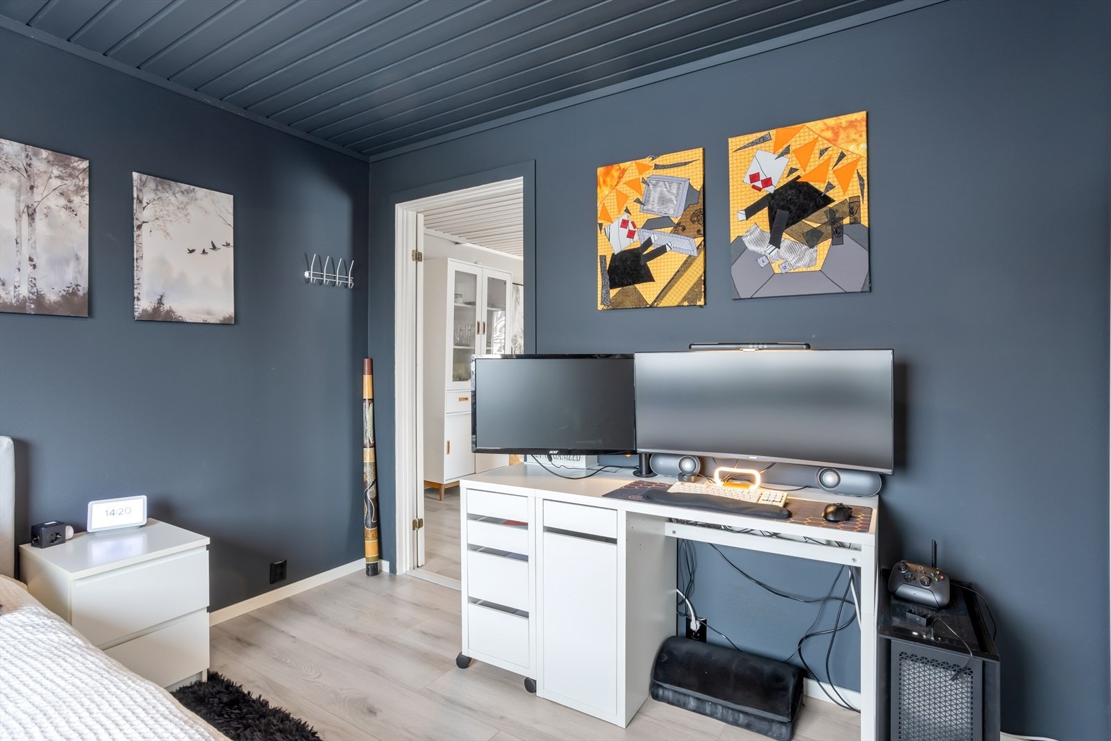 Dette rommet er romslig og har godt plass for dobbeltseng og ulike soveromsmøbler. Galleribilde