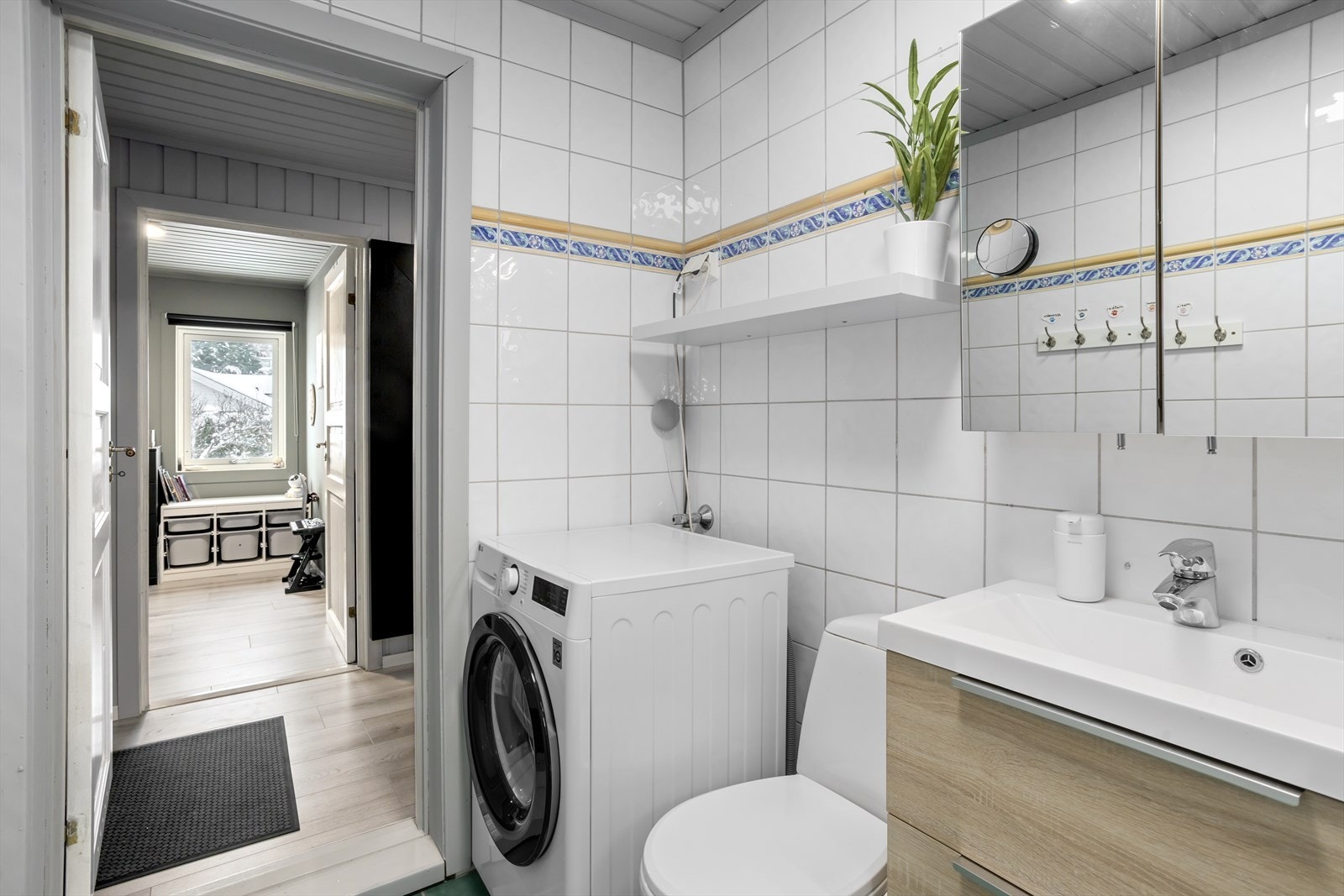 På badet er det opplegg til vaskemaskin. Varmekabler under flislagt gulv gir behagelig varme til rommet. Galleribilde