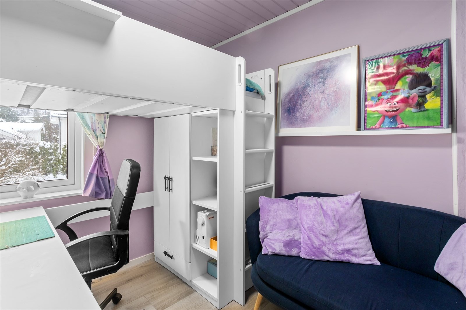 Her er det plass til både seng og oppbevaring. Galleribilde