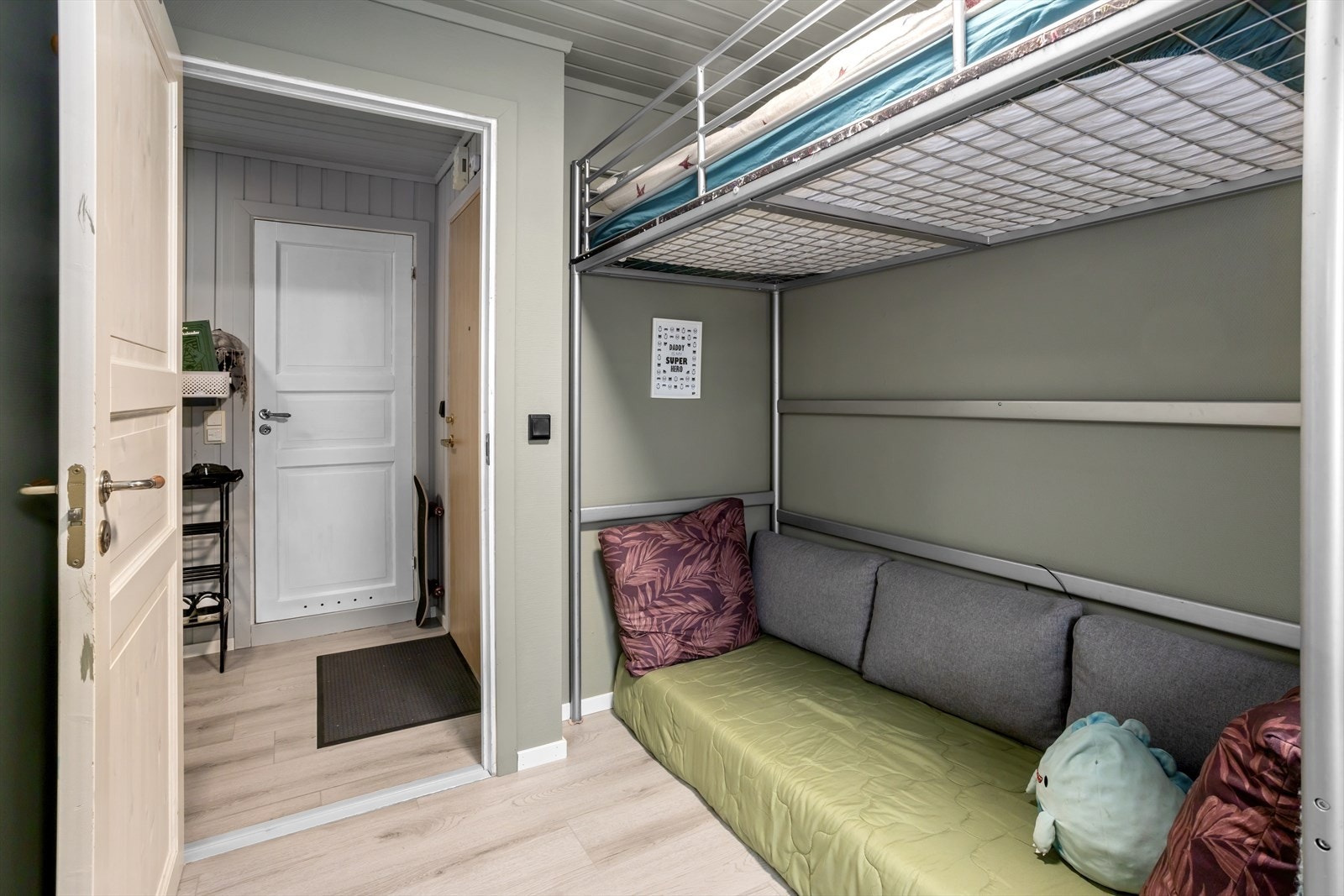 Leilighetens to øvrige soverom ligger vegg-i-vegg med hverandre og begge har plass til senger, arbeidsplass og oppbevaringsmøbler. Galleribilde