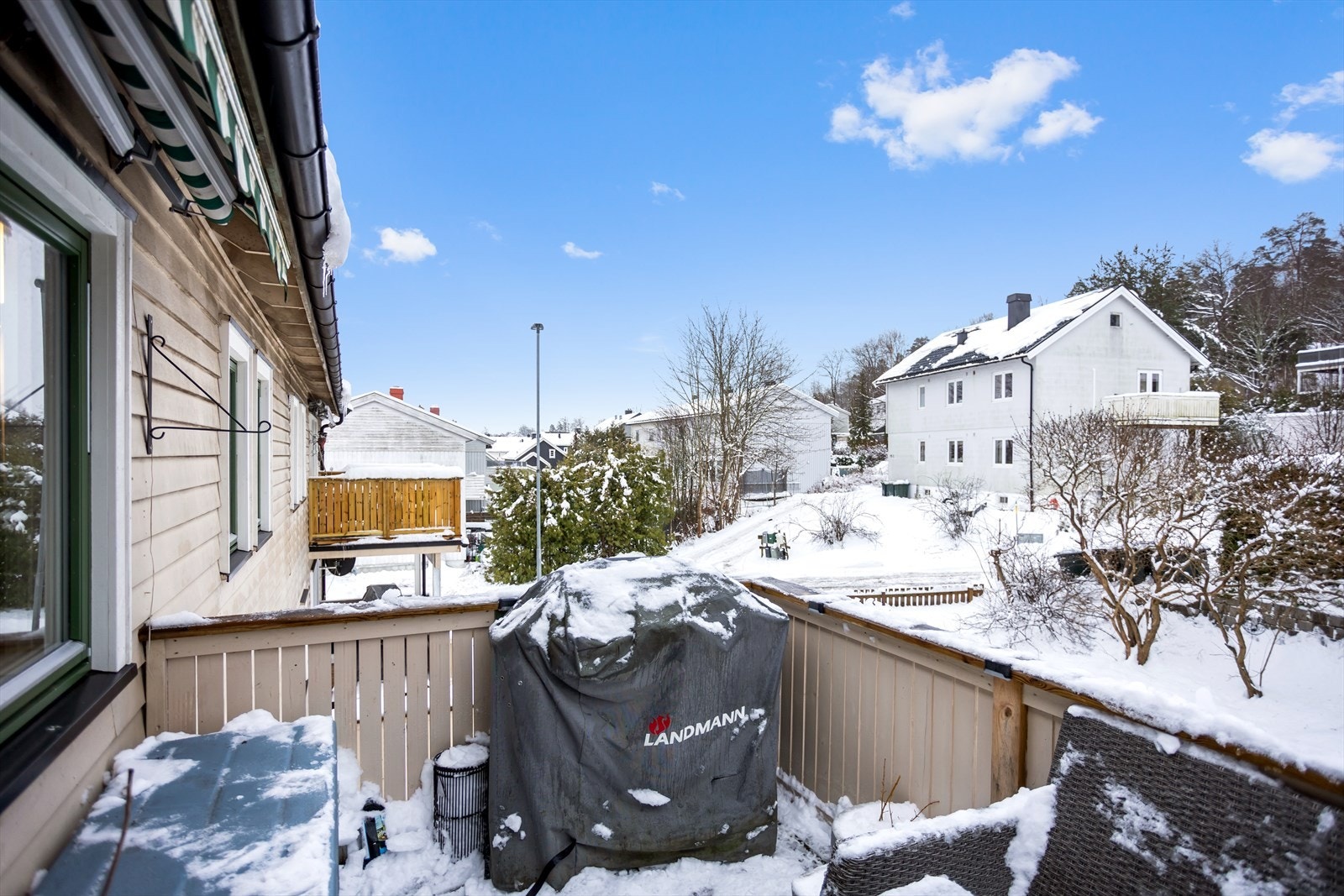 Terrassemarkise gir god overdekning. Balkongen er utvidet og ombygget av borettslaget i sin tid. Denne hyggelige og solfylte uteplassen blir en fin forlengelse av stuen på varme sommerdager og byr på fin nærhet til hagen på baksiden av bygget. Galleribilde