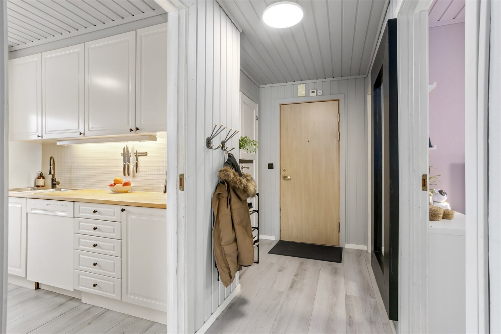 I 2024 og 2025 er leiligheten nymalt i de fleste rom, samtidig er det lagt ny og moderne en stavs parkettlaminat i hele leiligheten. Galleribilde