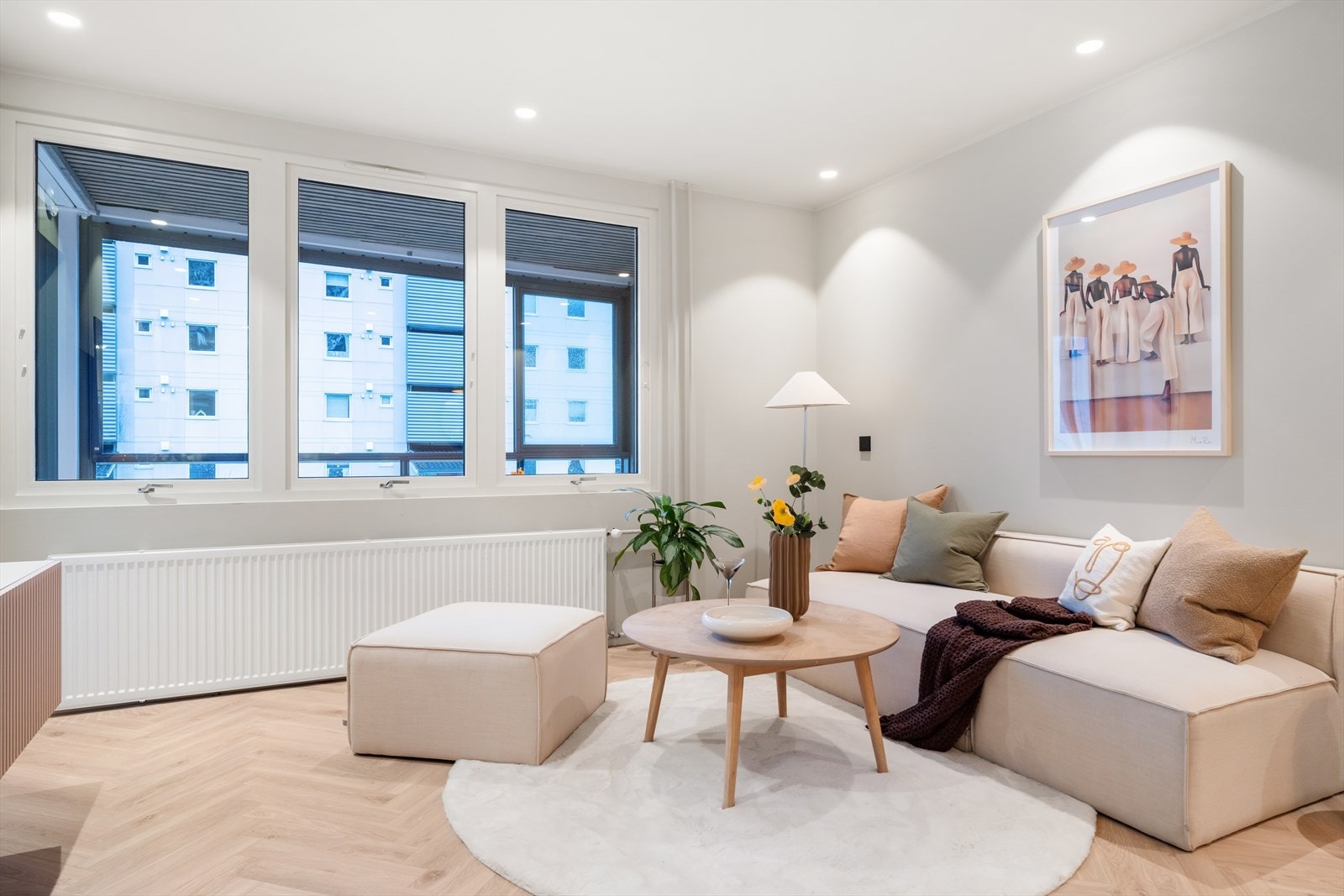 Sentralvarme med ny radiator 2024 plassert i stue. Galleribilde