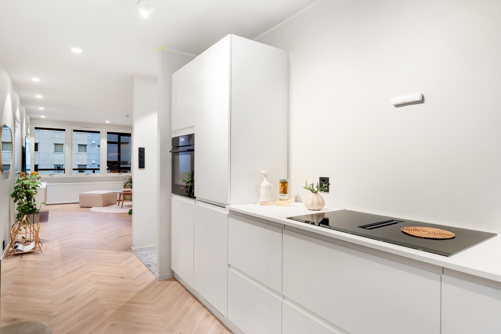 Ny og flott kjøkkeninnredning montert i 2024 med slette fronter og laminat benkeplate med underlimt vask. Galleribilde