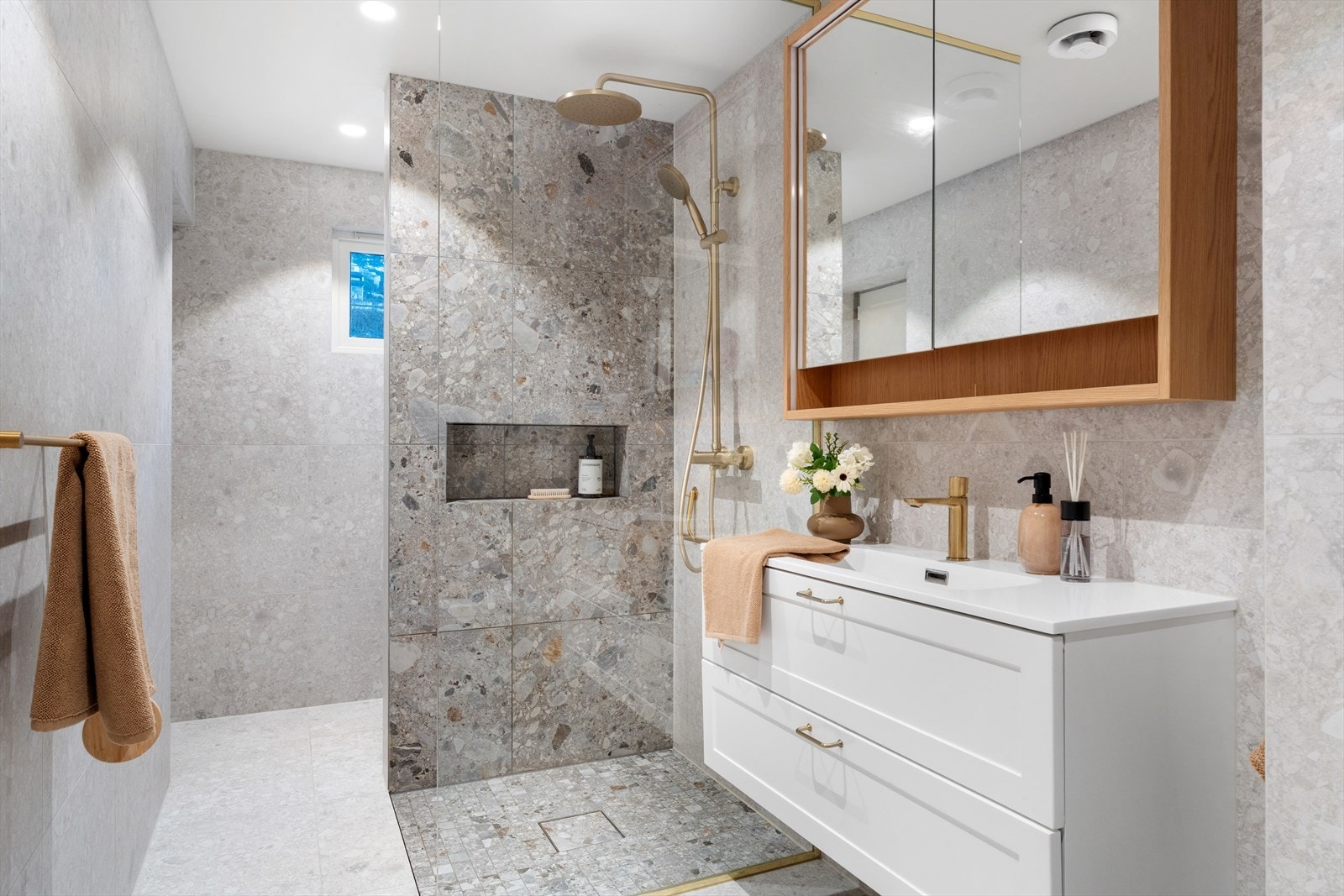 Flott helfliset bad med elektriske varmekabler utført i 2024. Galleribilde