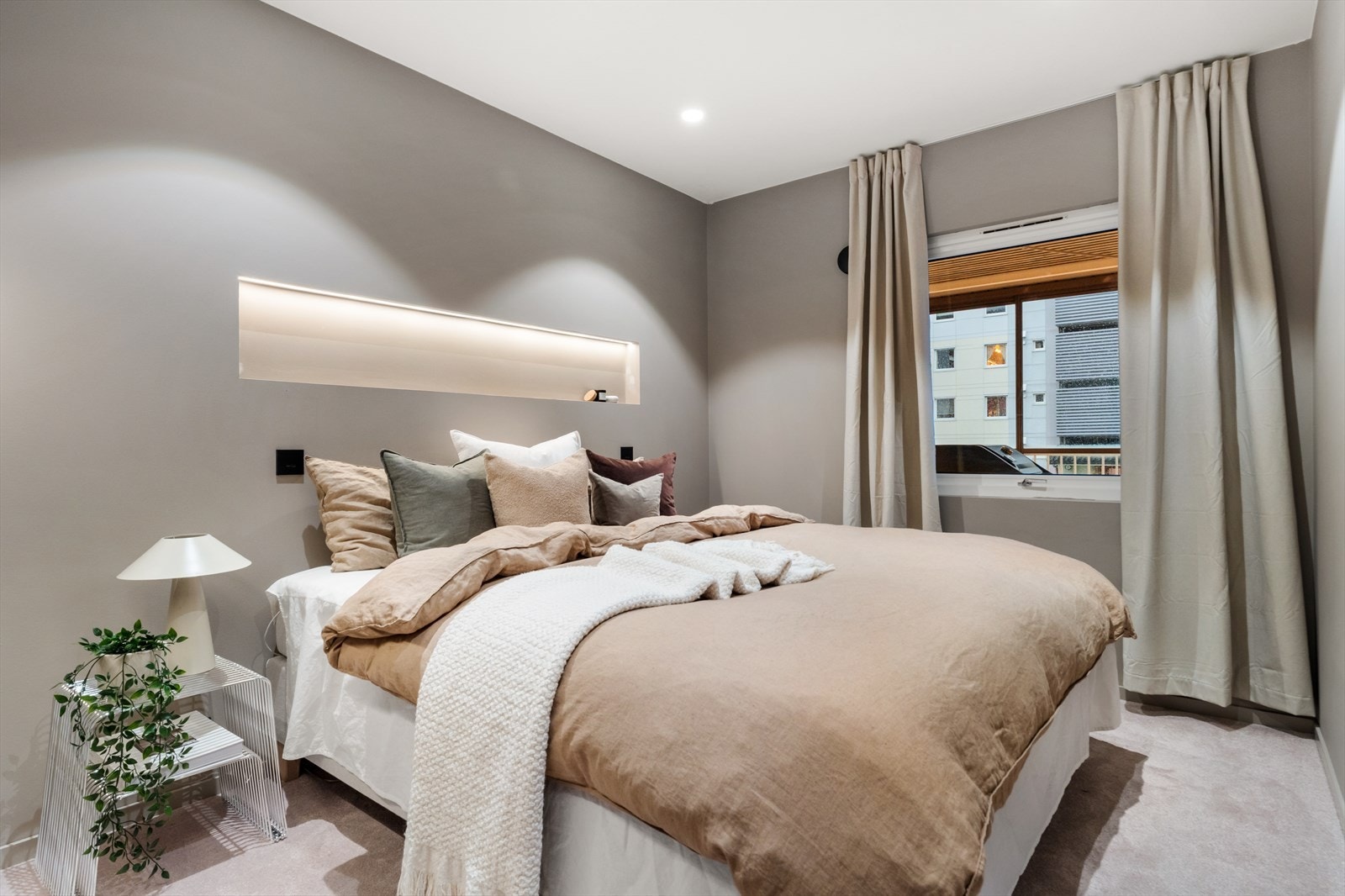 To romslige soverom på henholdsvis 10,0 m² og 13,3 m² med god plass til dobbeltseng, garderobeskap, nattbord og annen ønsket innredning. Galleribilde