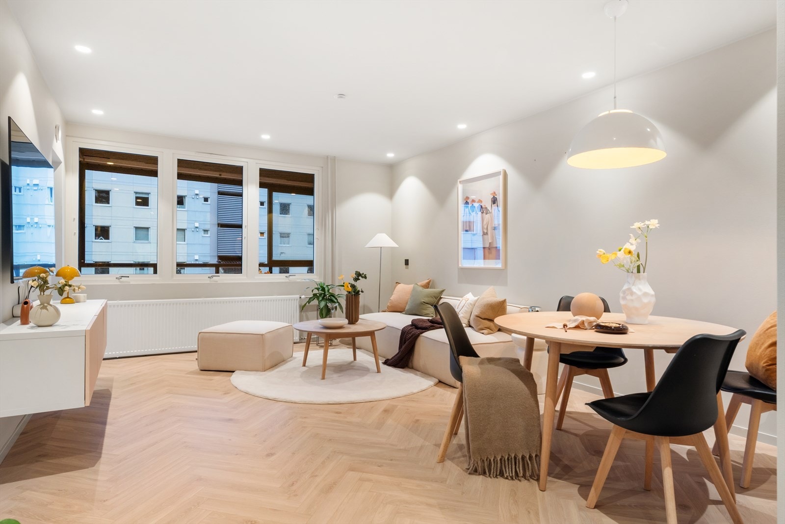 En flott tre-roms leilighet med innglasset balkong og god standard, hele leiligheten ble pusset opp i 2024. Galleribilde