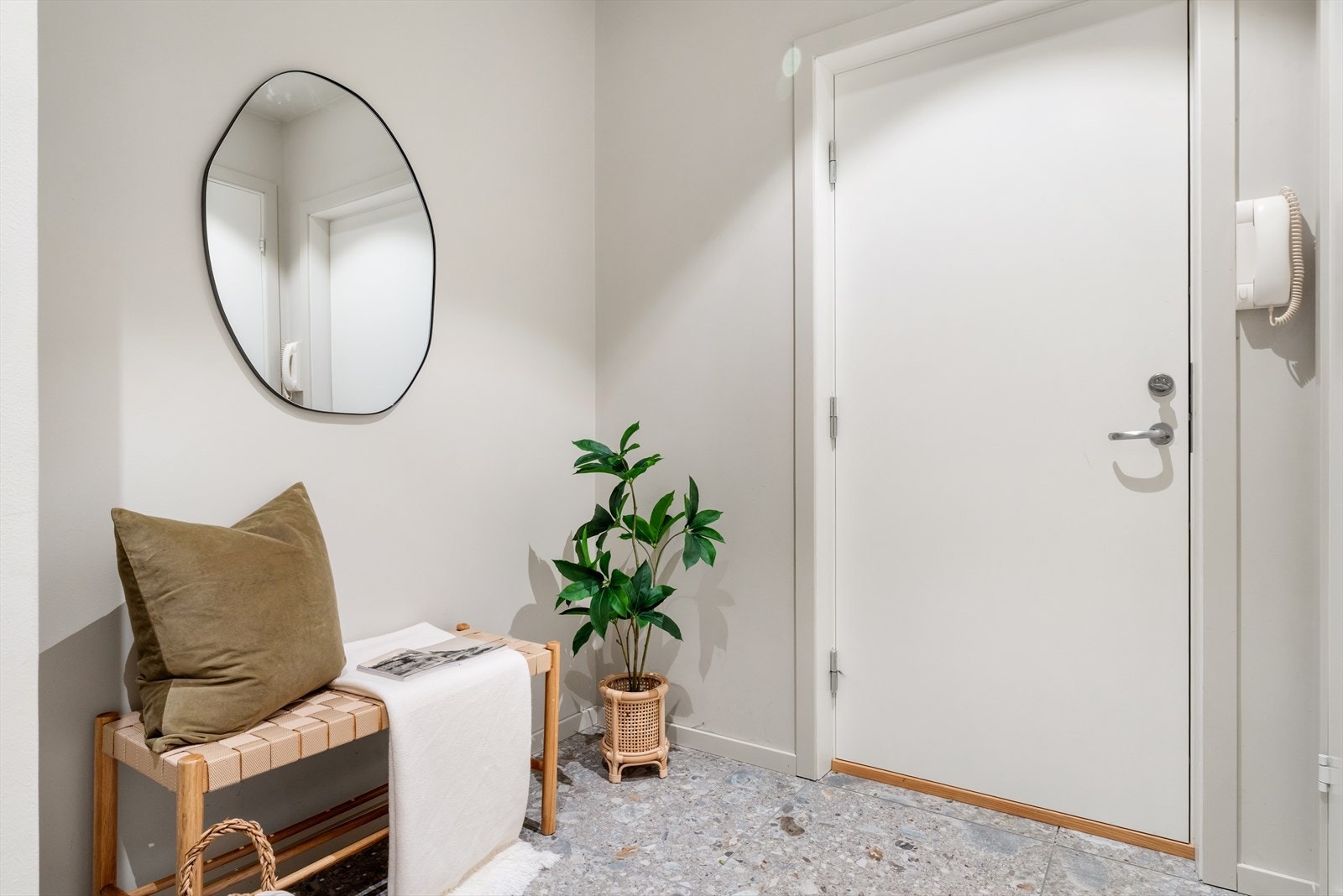 Innbydende og flislagt entré med plass til oppbevaring av sko og yttertøy, samt finner du dørtelefon her for betjening av ytterdøren. Galleribilde