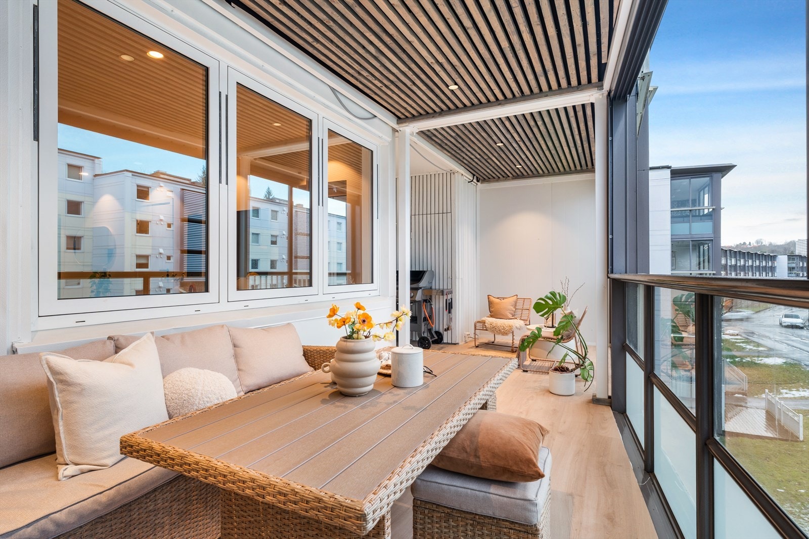 Fra stuen har du utgang til egen innglasset balkong på ca. 18 m² som gir en naturlig forlengelse av stuen. Galleribilde