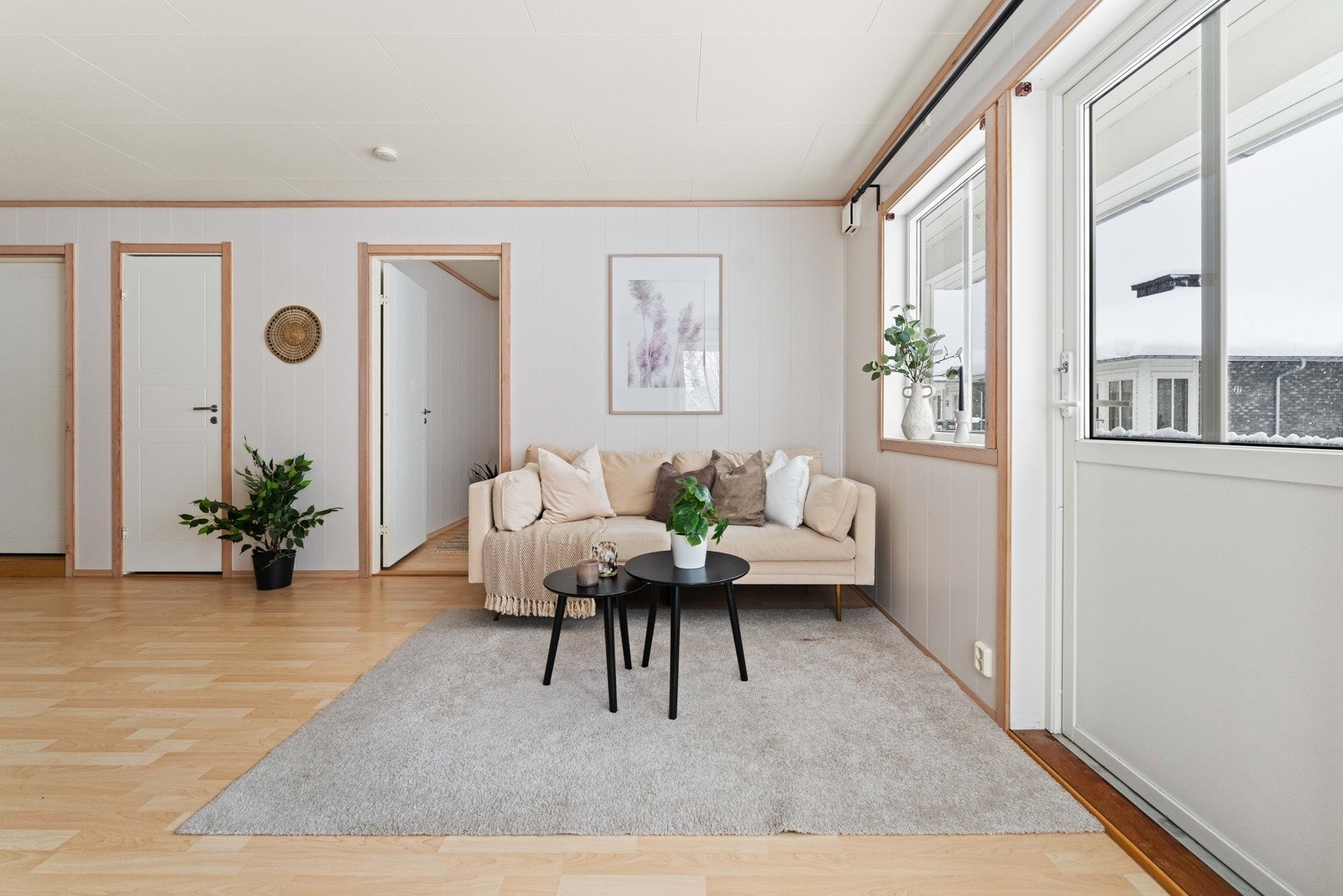 Lys og innbydende stue med god avsatt plass til sofainnredning og TV-bord Galleribilde