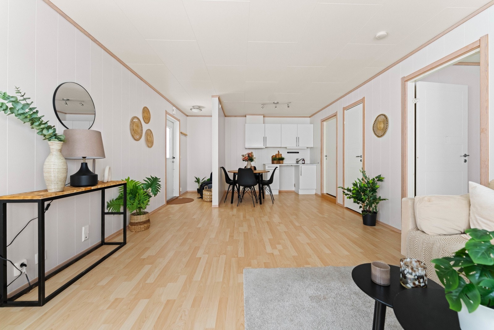 Lys og innbydende stue med god avsatt plass til sofainnredning og TV-bord Galleribilde