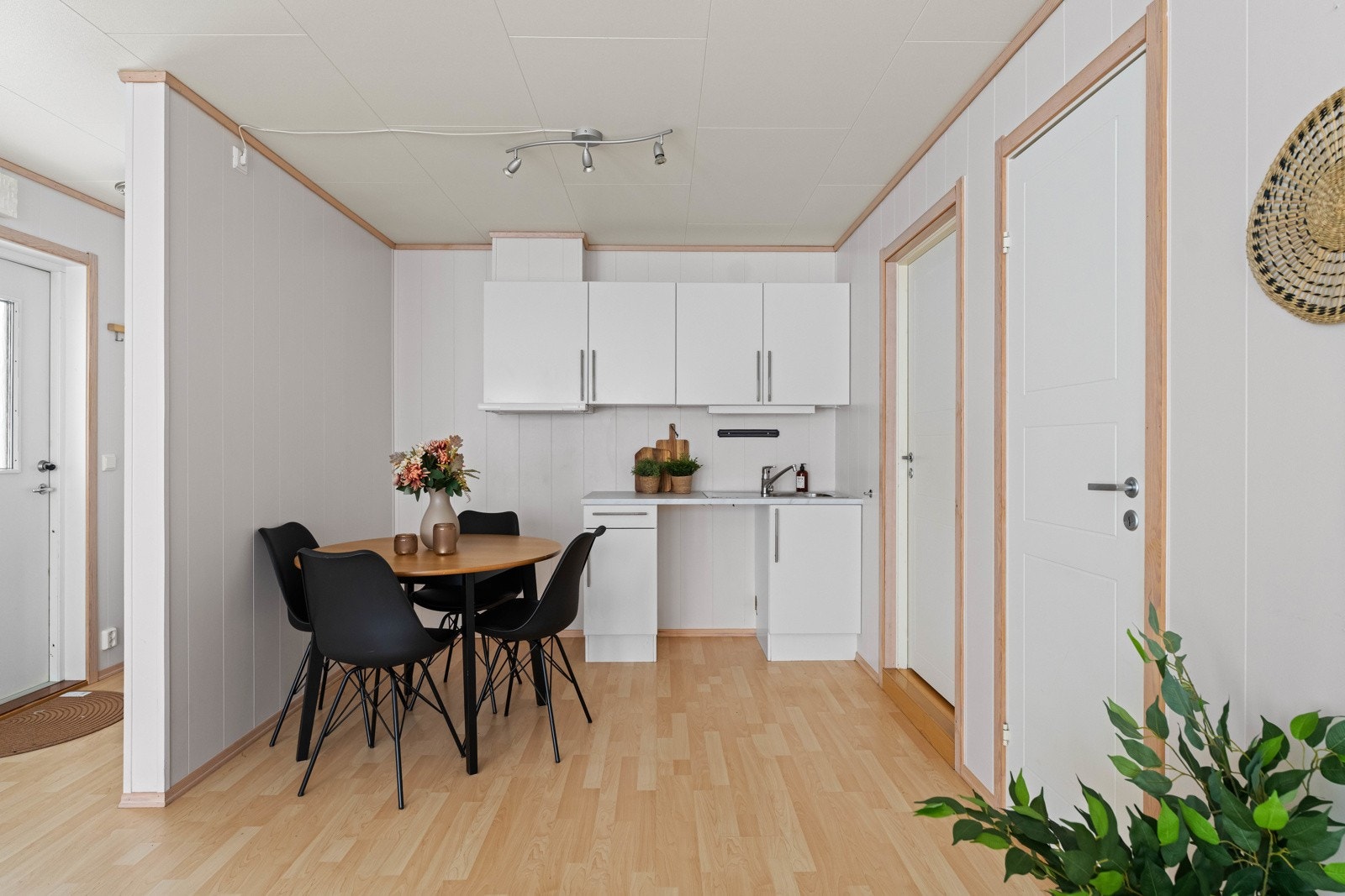 Fin avsatt plass til å sette inn et spisebord i nærhet til kjøkkenet. Stilrent kjøkken i åpen løsning mot stuen, fra 2009. Galleribilde