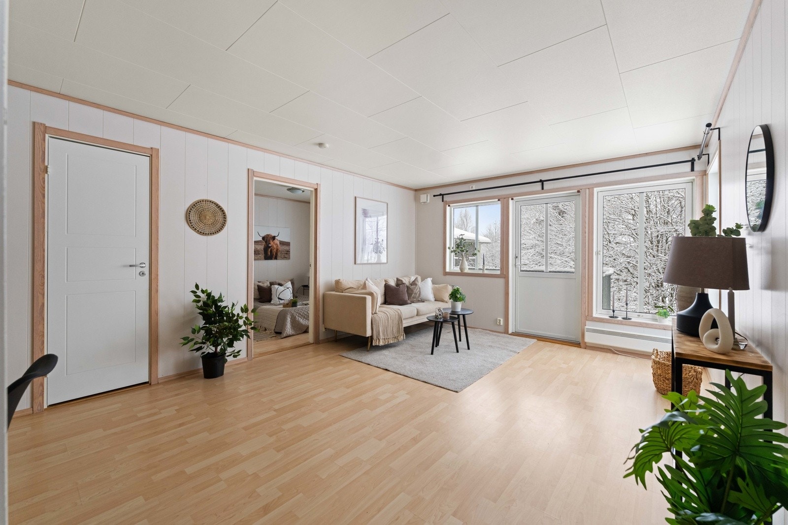 Velkommen til Blåbærtråkket 27D, leilighet 15! Lys og innbydende 2-roms hjørneleilighet med en meget god beliggenhet på attraktive Skogmo, rett utenfor sentrum av Jessheim! Galleribilde