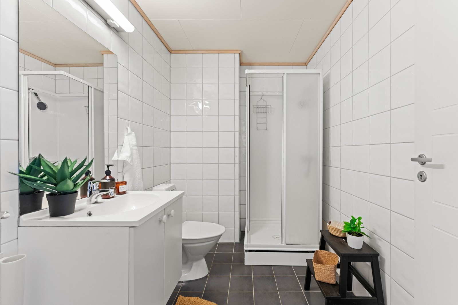 Pent bad fra 2009, med flislagte overflater og varmekabler i gulv. Badet er gitt TG2. Galleribilde