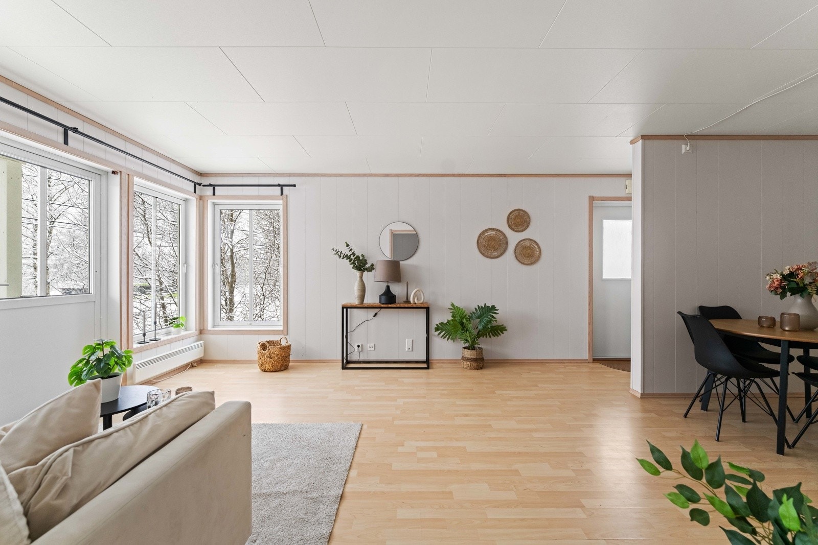 Leiligheten har en flott hjørneplanløsning, som sørger for at man får rikelig med lysinnslipp fra flere vinduer. Galleribilde