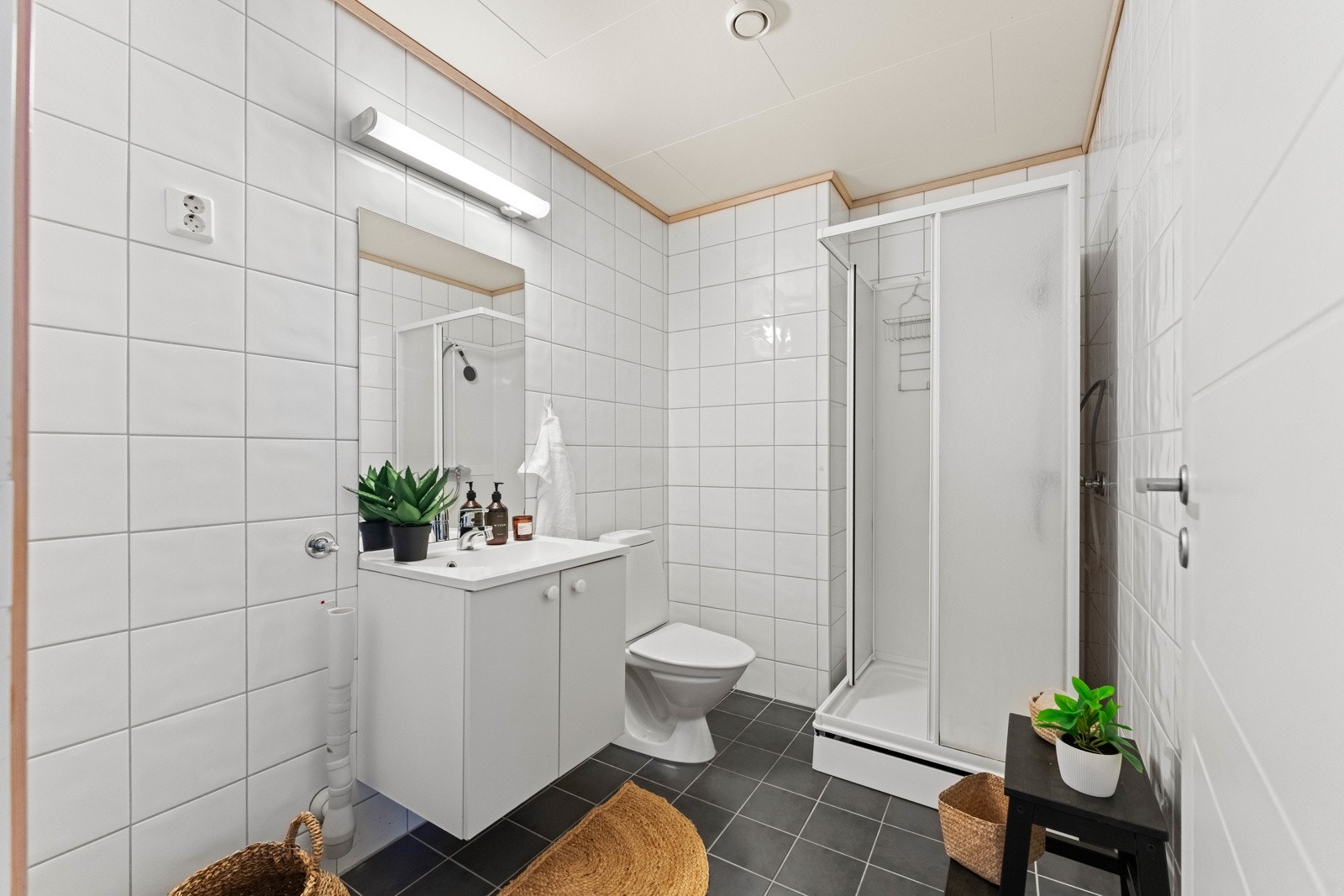 Pent bad fra 2009, med flislagte overflater og varmekabler i gulv. Badet er gitt TG2. Galleribilde