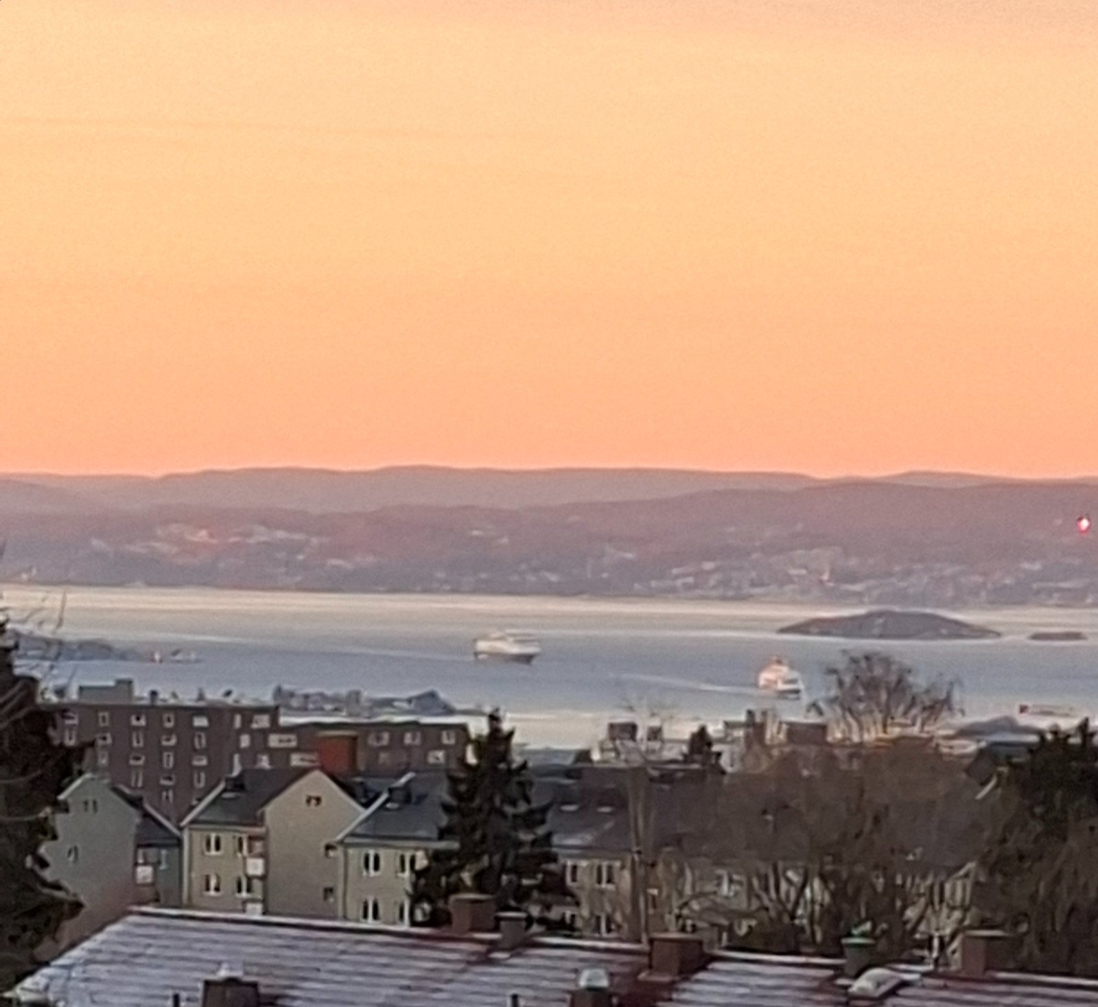 Privat utsiktsbilde, danskebåten passerer på morgenen. Galleribilde