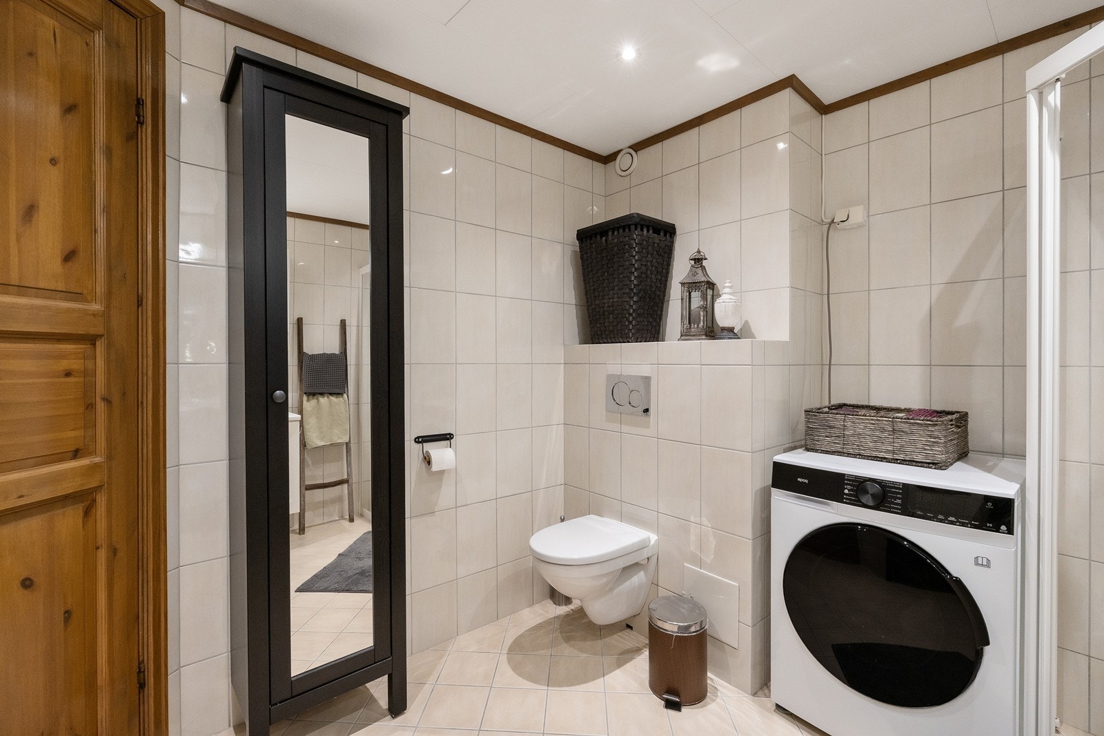 Veggmontert toalett og opplegg for vaskemaskin gir funksjonell bruk av baderommet. Det er avsatt plass til vaskemaskin. Galleribilde