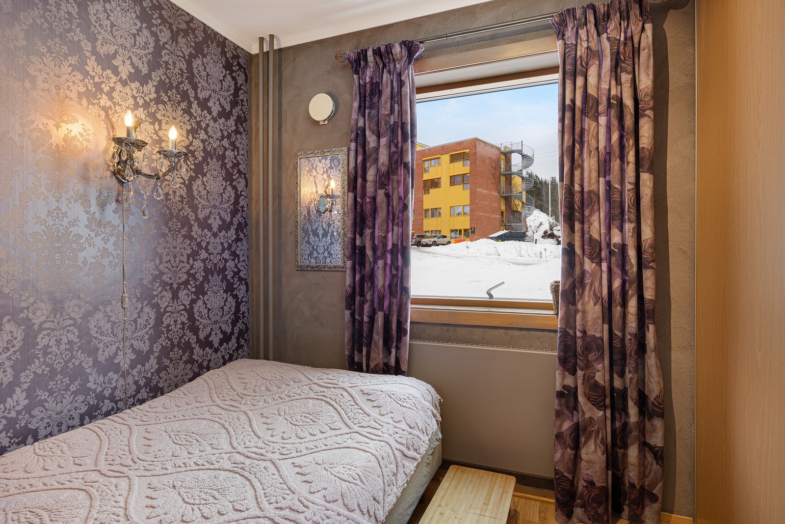 Tapetserte vegger gir et dekorativt preg. Galleribilde