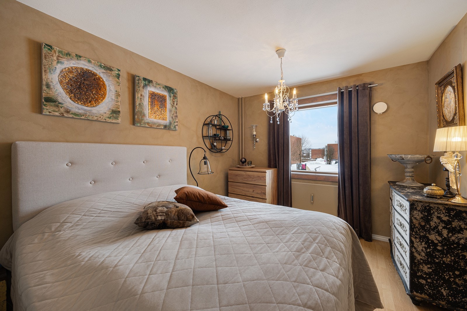 Plass til dobbeltseng og garderobe gir romslig hovedsoverom. Galleribilde