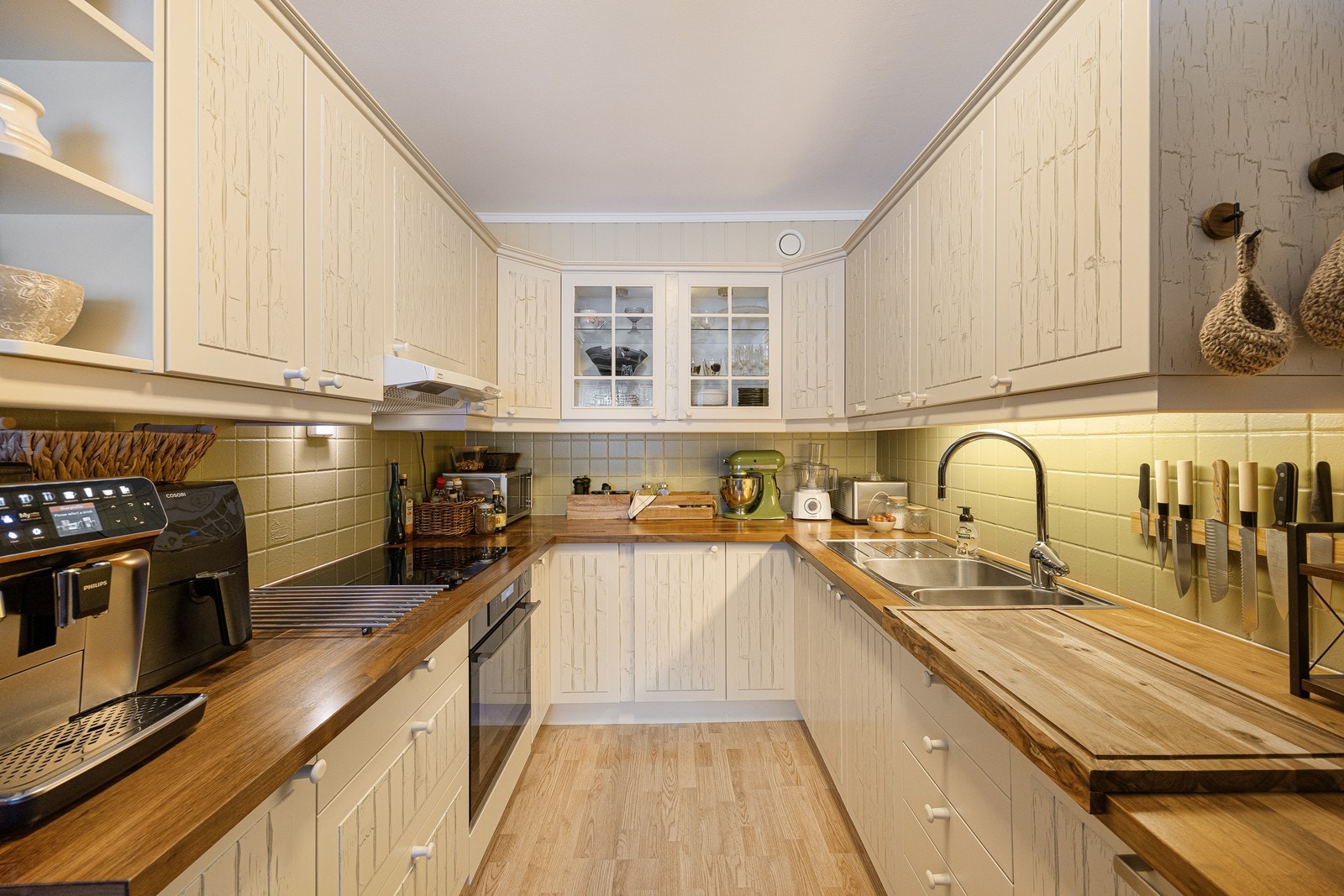 Kjøkkenet har Ikea-innredning med profilerte fronter og laminat benkeplate. Galleribilde