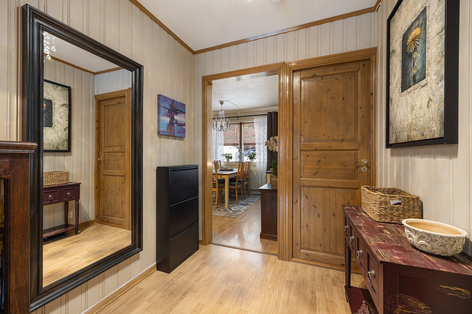 Fra entréen er det enkel tilgang til stue og kjøkken, med laminatgulv som gir en helhetlig stil. Galleribilde