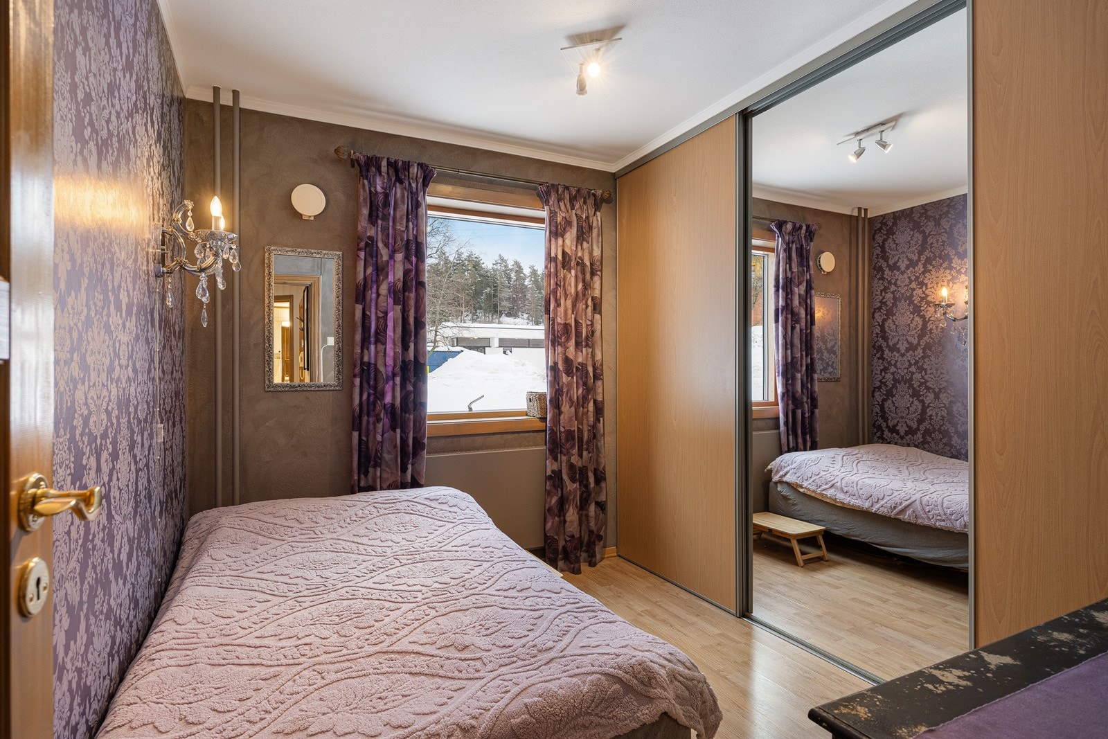 Skyvedørsgarderobe gir effektiv oppbevaring i det andre soverommet. Galleribilde