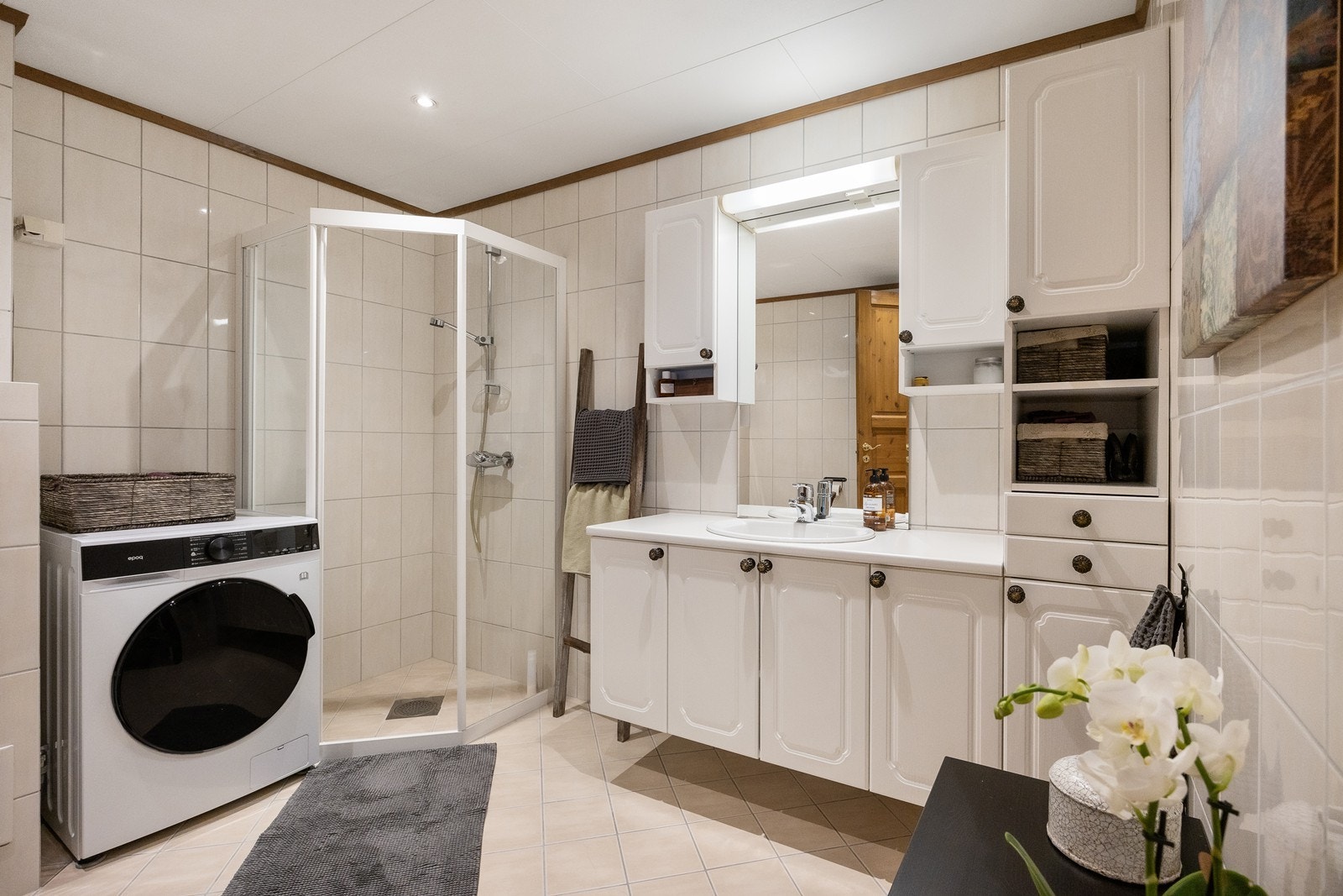 Flislagte vegger og gulv med elektriske varmekabler gir en komfortabel baderomsløsning. Galleribilde