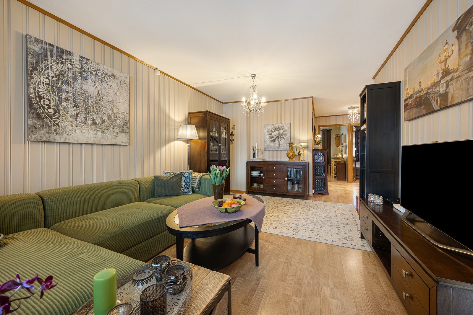 Det er god plass til en sofa av fin størrelse i stuen. Galleribilde