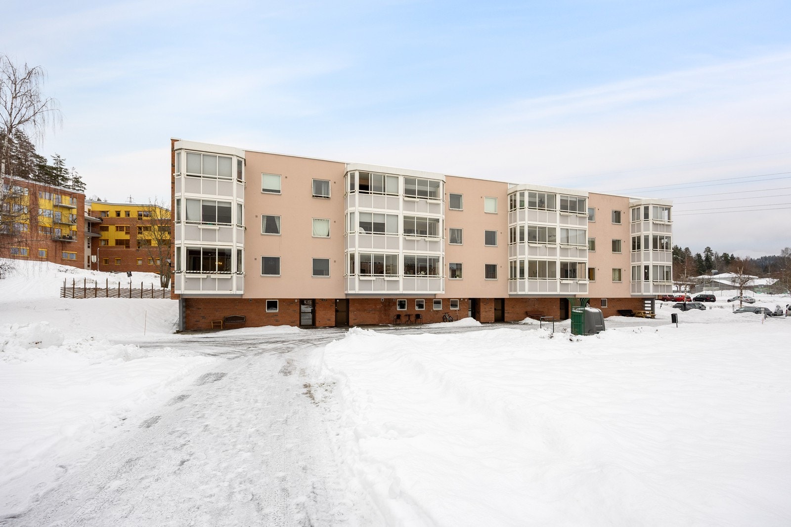 Bygningen har innglasset balkonger fra 2003-2005, som gir ekstra isolasjon og komfort. Galleribilde