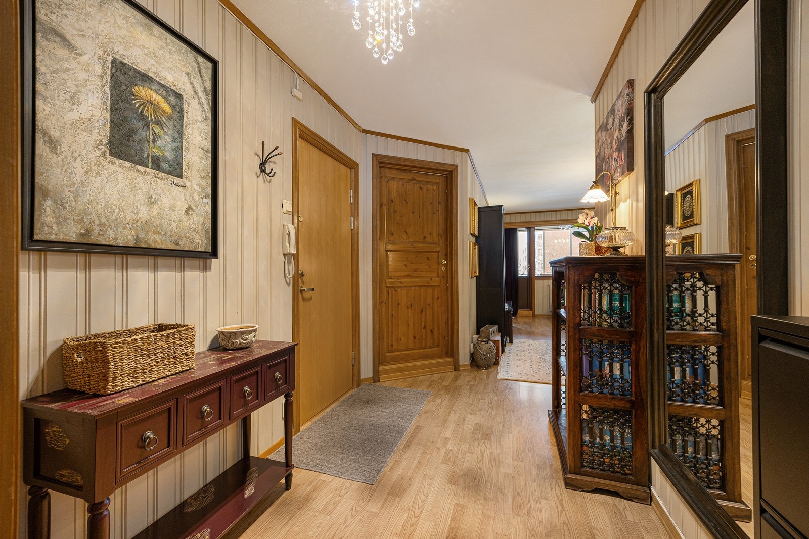 Laminatgulv og panelerte vegger gir en innbydende entré med god plass til oppbevaring. Galleribilde