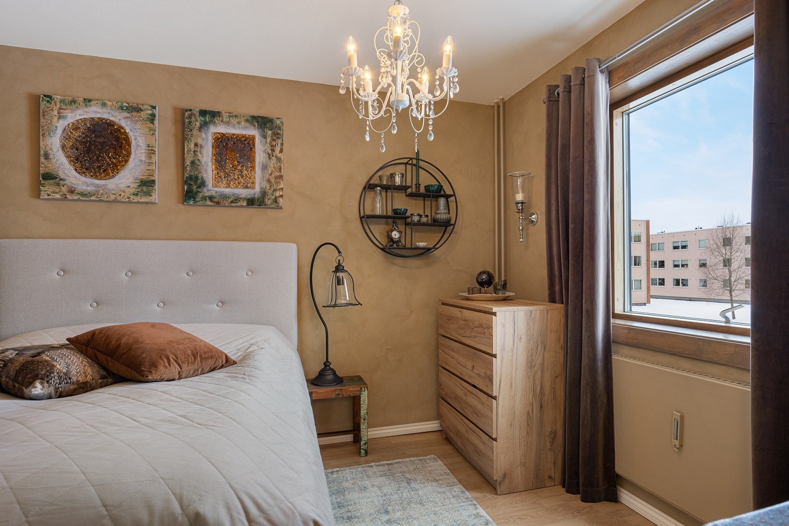 Trekommode og vegghyller gir praktisk oppbevaringsplass i soverommet. Galleribilde