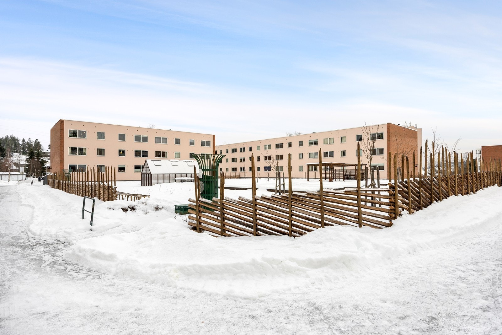 Felles grøntareal med opparbeidet lekeplass gir gode uteaktiviteter. Galleribilde