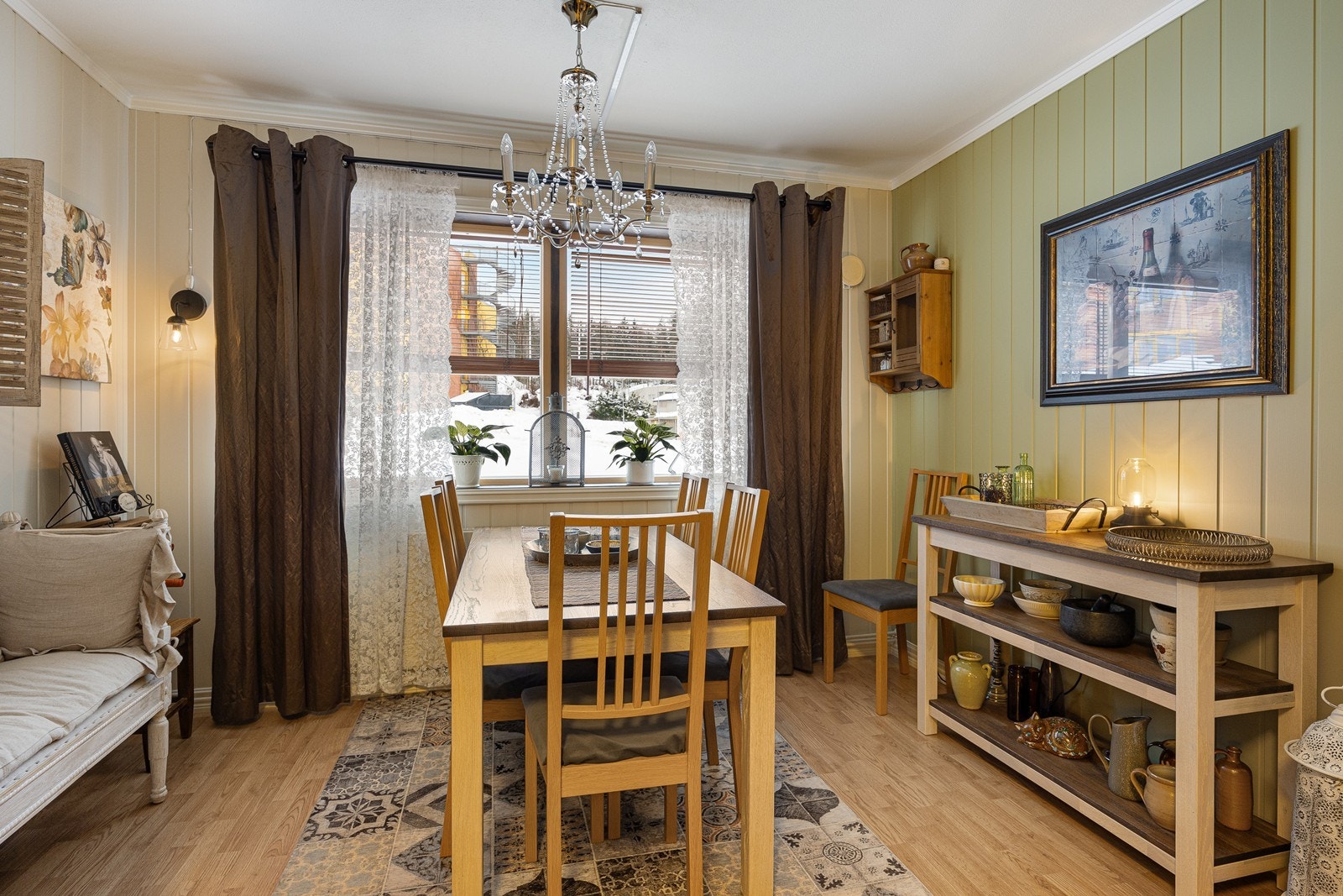 Spiseplassen har panelvegger som gir et klassisk preg. Galleribilde